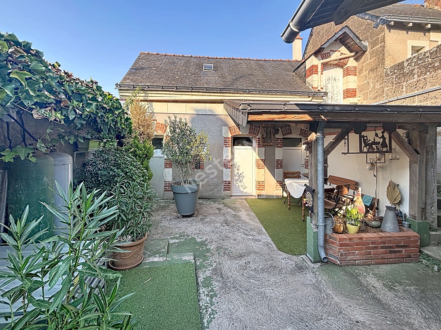 Immeuble à vendre avec un appartement et un local commercial dans le bourg d'INGRANDES-LE-FRESNE-SUR-LOIRE;