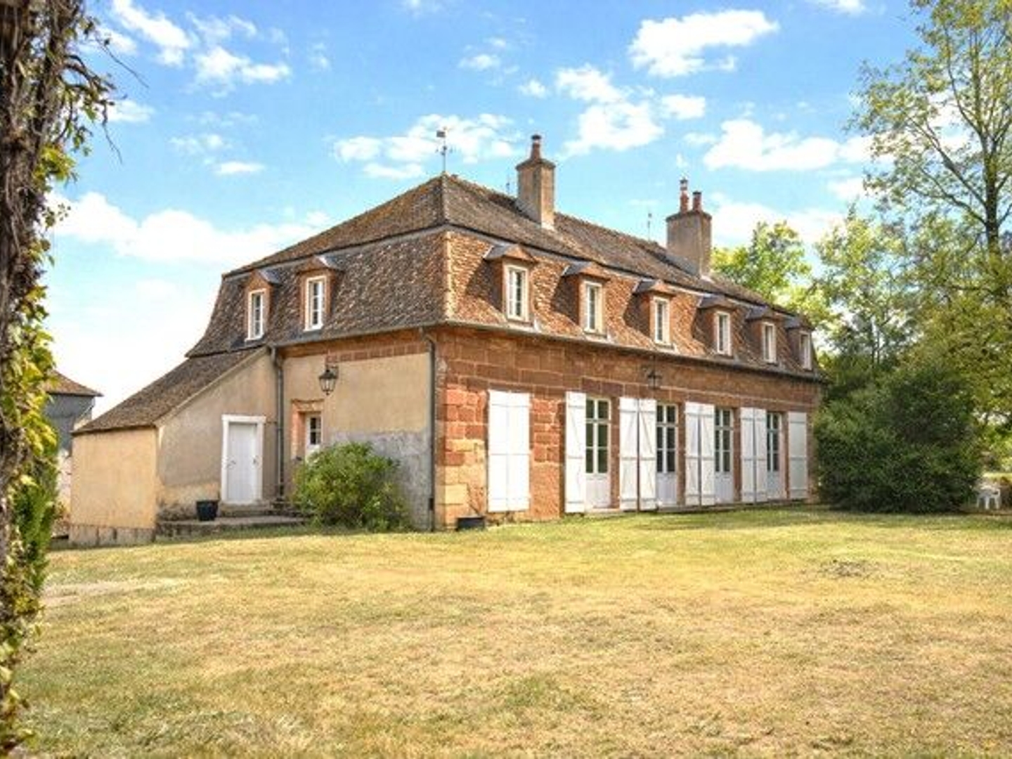 PROPRIÉTÉ DE FAMILLE AVEC DÉPENDANCES SUR 4 HECTARES ENVIRON