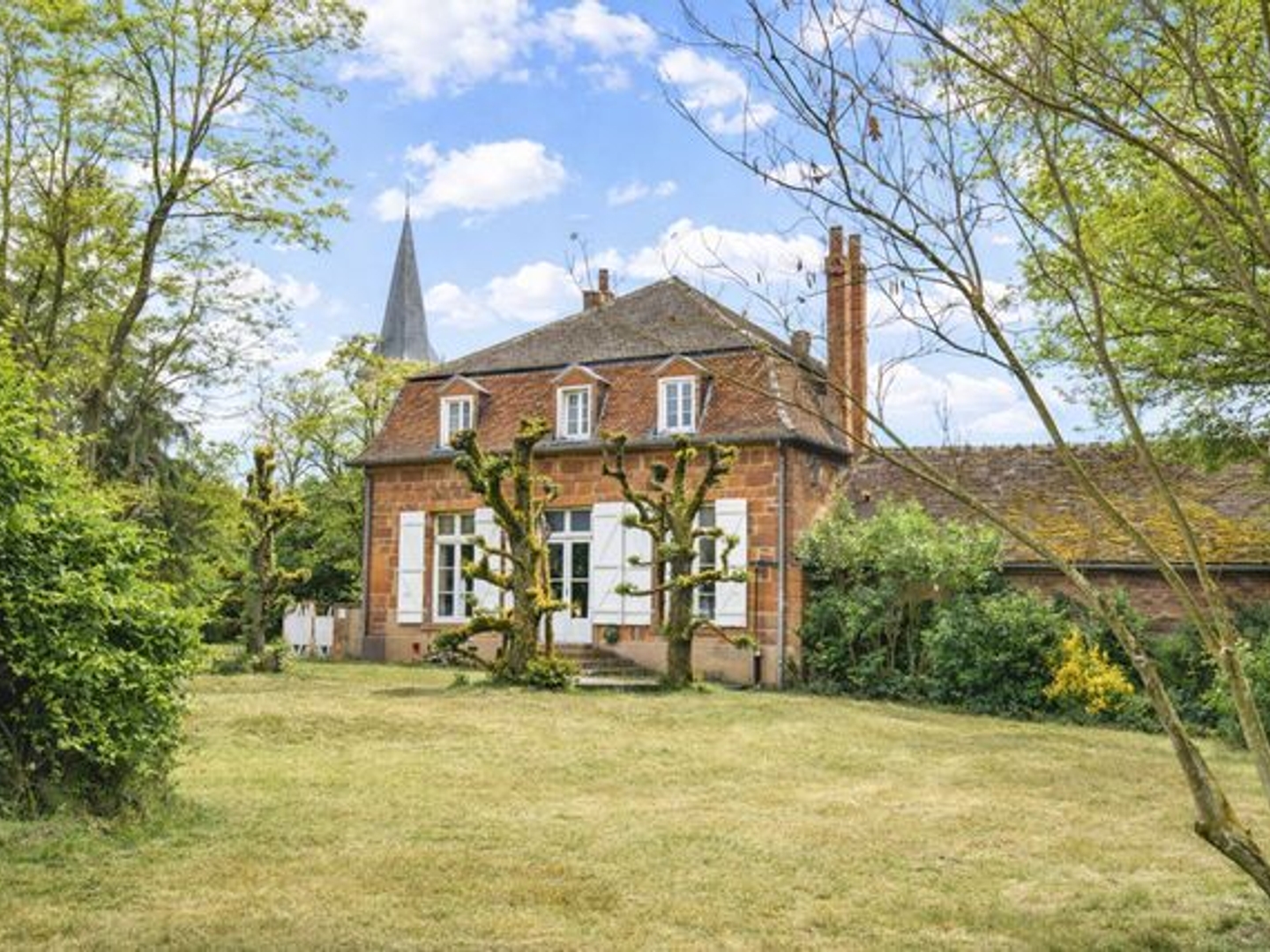 Maison à vendre - 10 pièces - 300m2 - Monétay-Sur-Loire (03470)