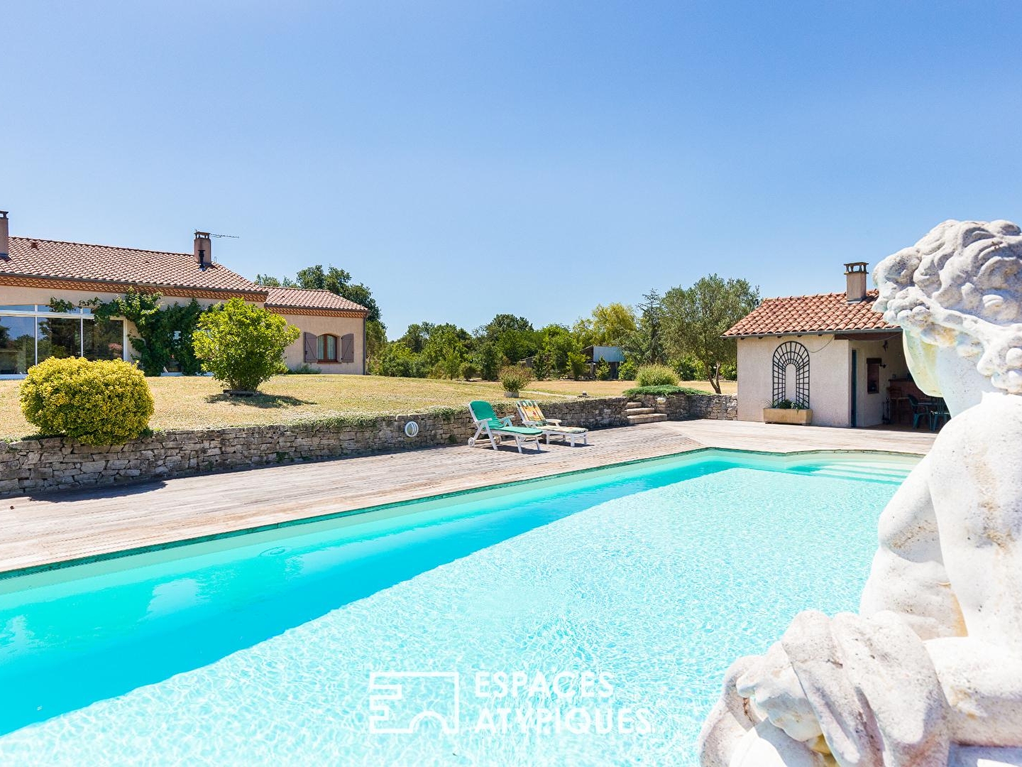 Villa de plain-pied avec piscine et pool house
