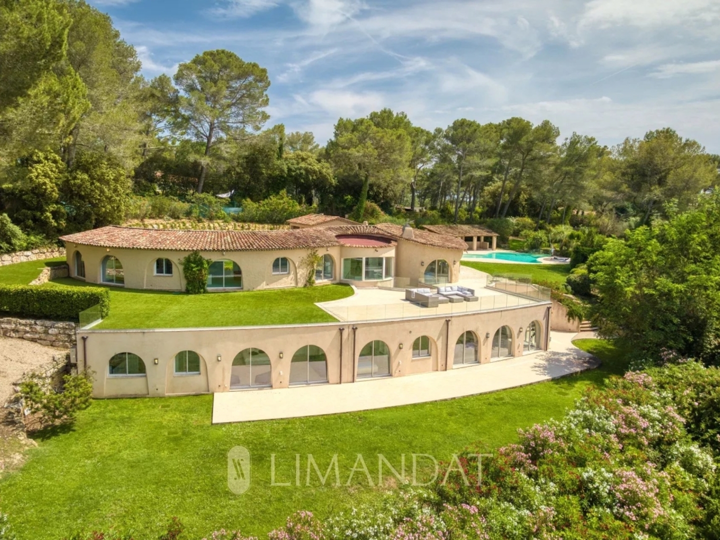Mouans-Sartoux - Villa atypique d'exception, 642 m2, terrain 1 hectare, piscine, jacuzzi