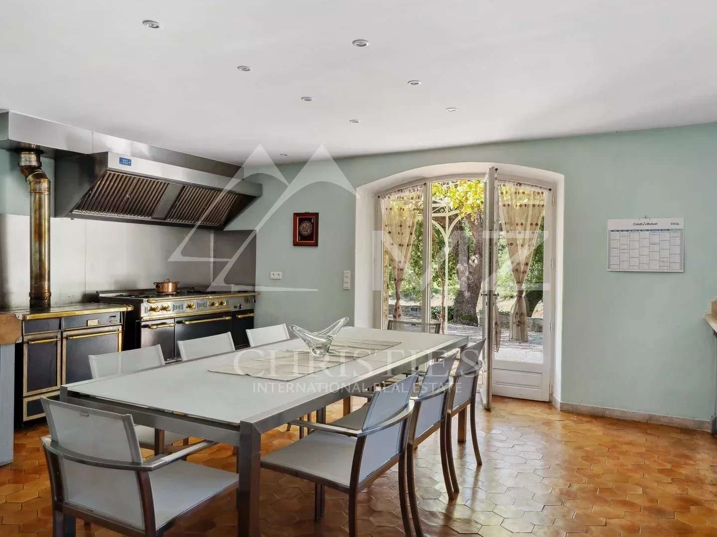 Maison 8 pièces 413 m²