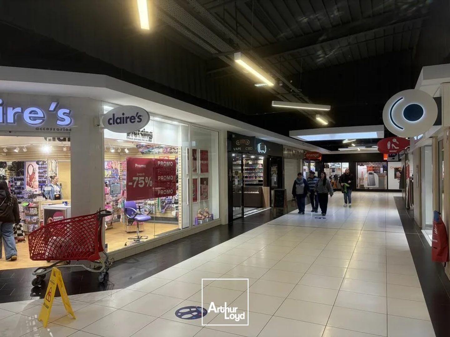 A VENDRE - SPECIALE INVESTISSEUR - CELLULE COMMERCIALE 100M2 POITIERS