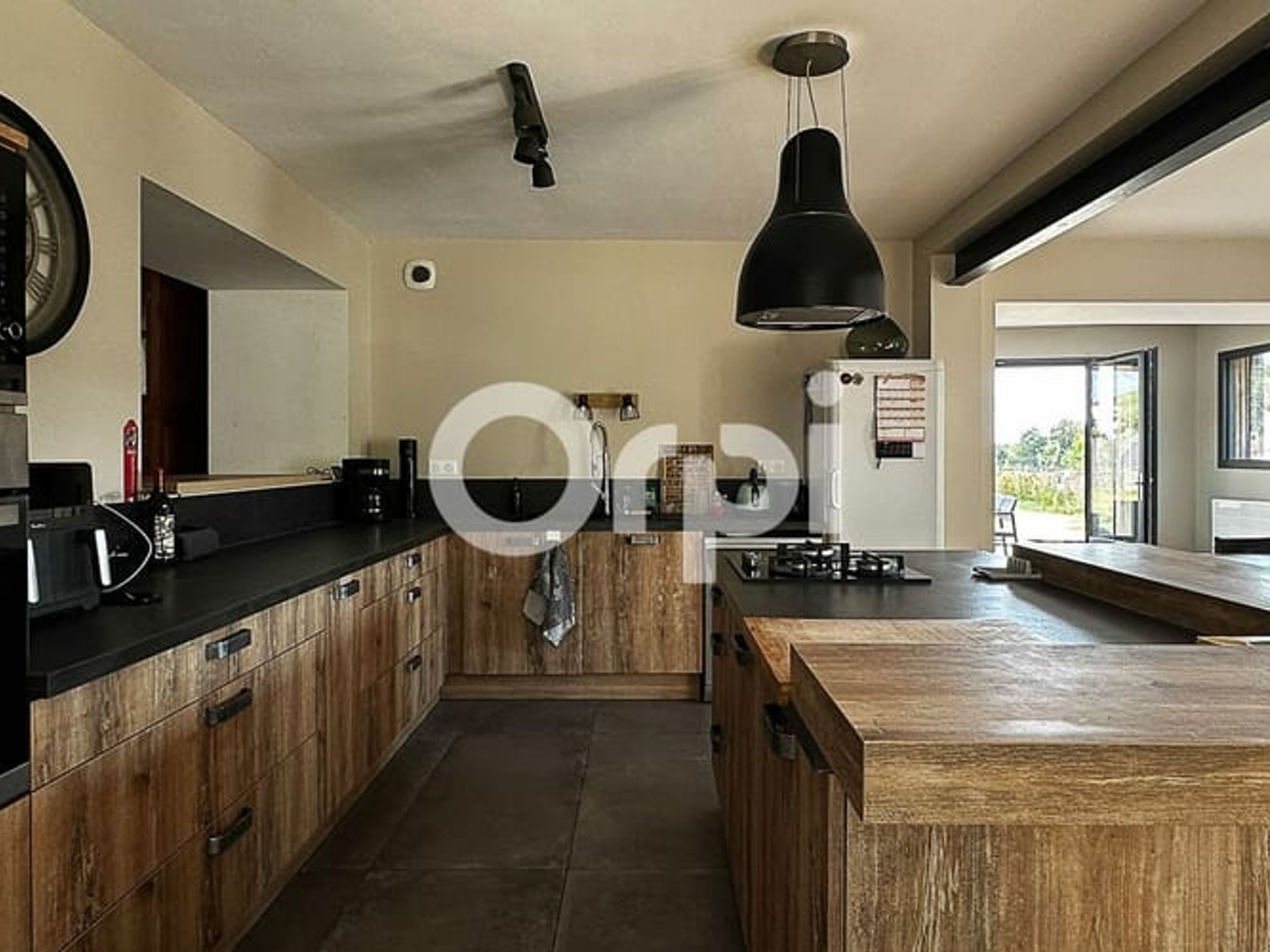 Maison à vendre - 4 pièces - 197m2 - Saint-Laurent-De-... (17450)