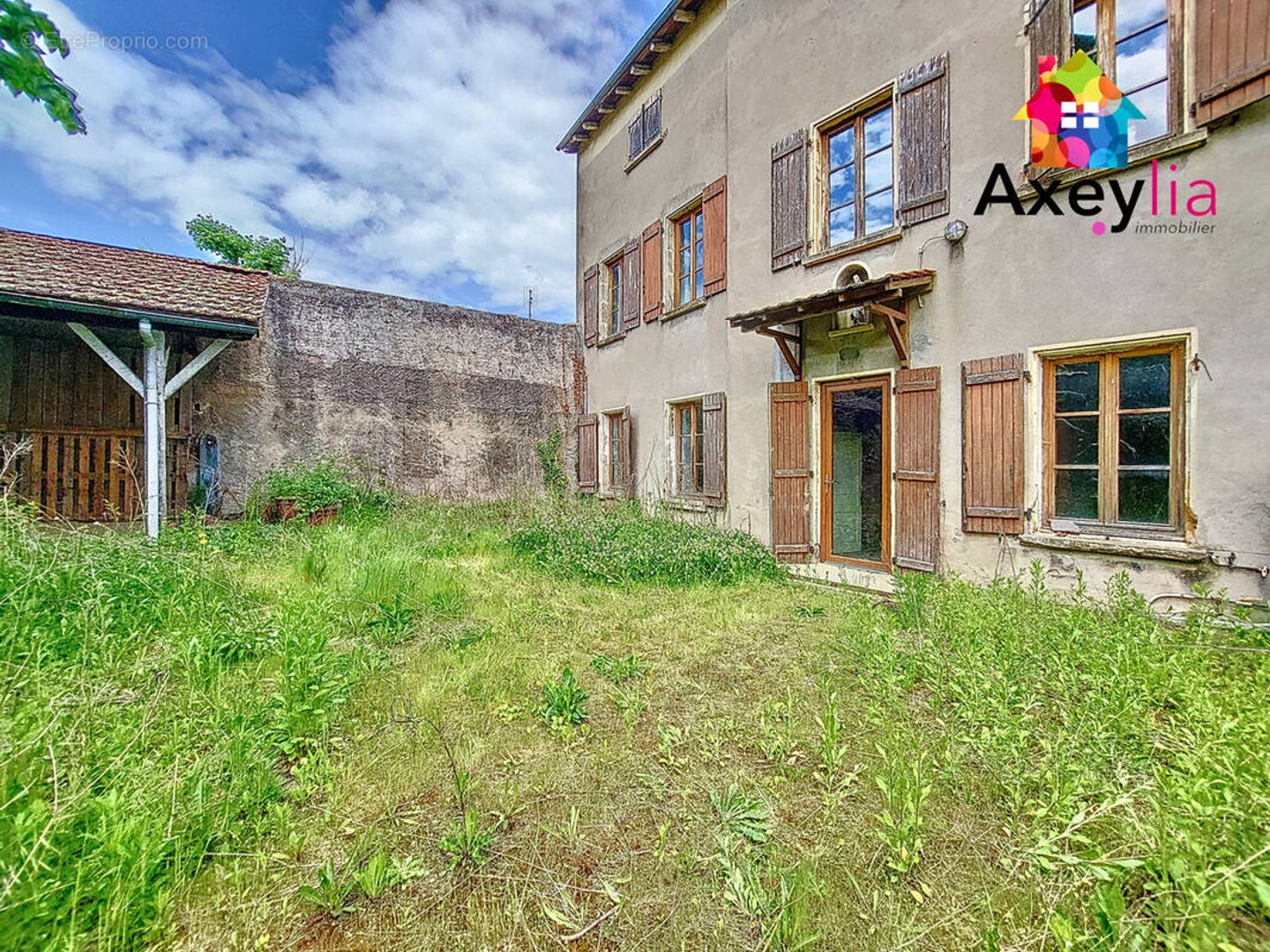 A vendre - la pacaudiere - grande maison de village avec cour