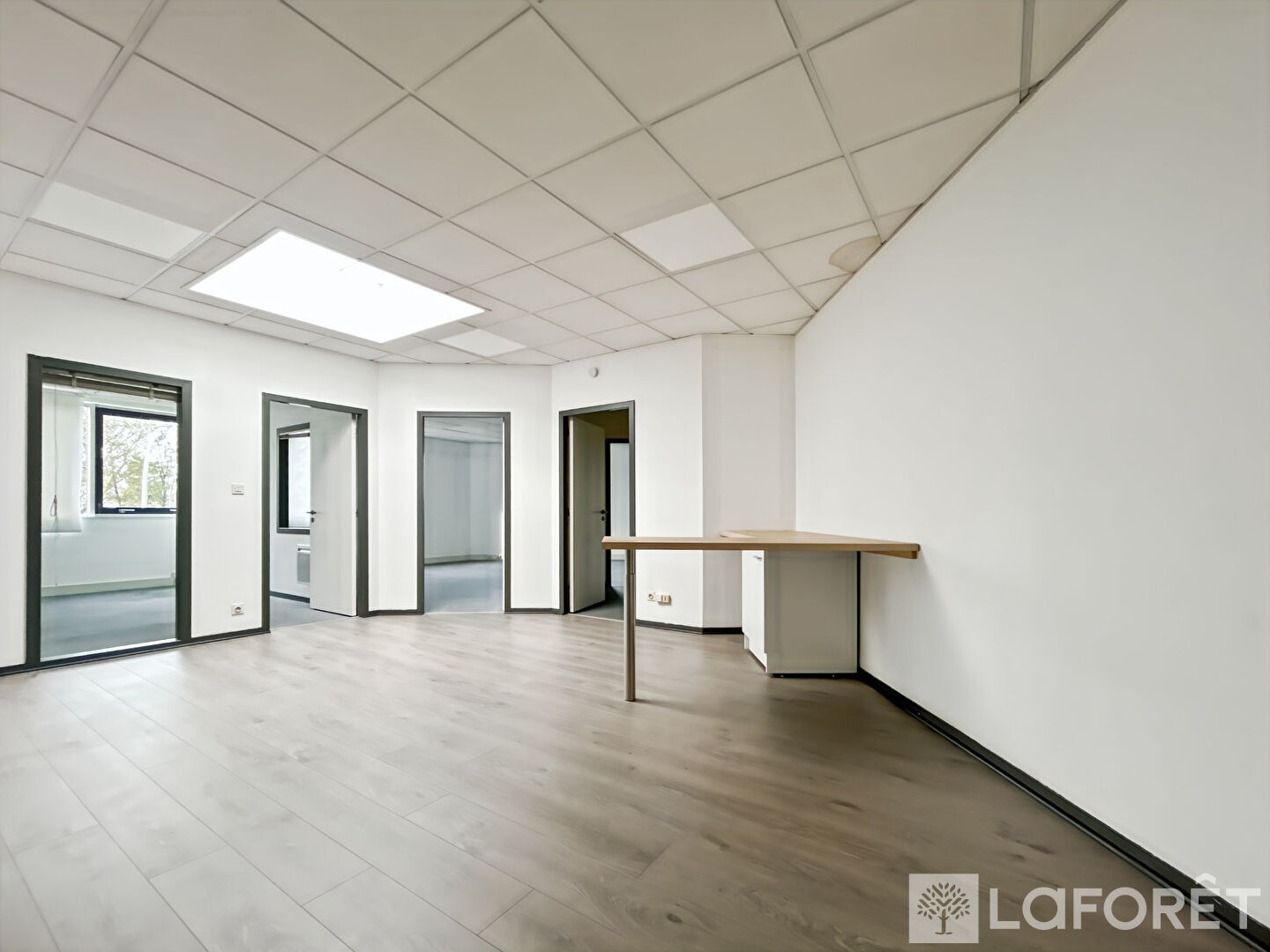 Immeuble commercial 77 m²