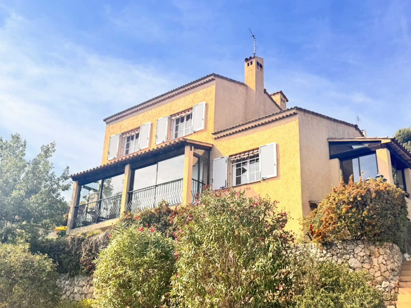 Sur les hauteurs de GATTIERES, charmante villa de 4/5 PIECES