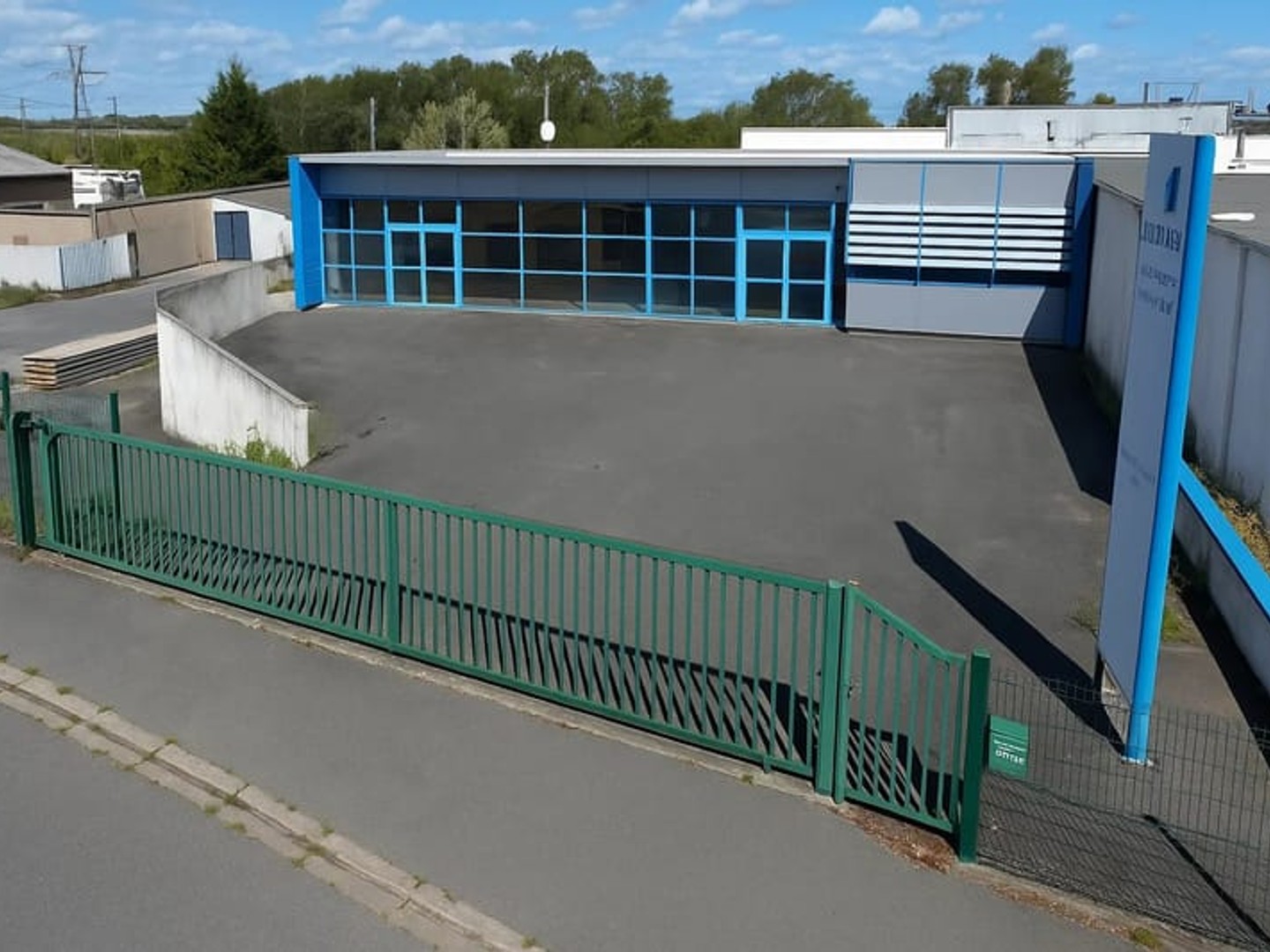 MONTLOUIS-SUR-LOIRE - LOCAL COMMERCIAL / BUREAUX A LOUER