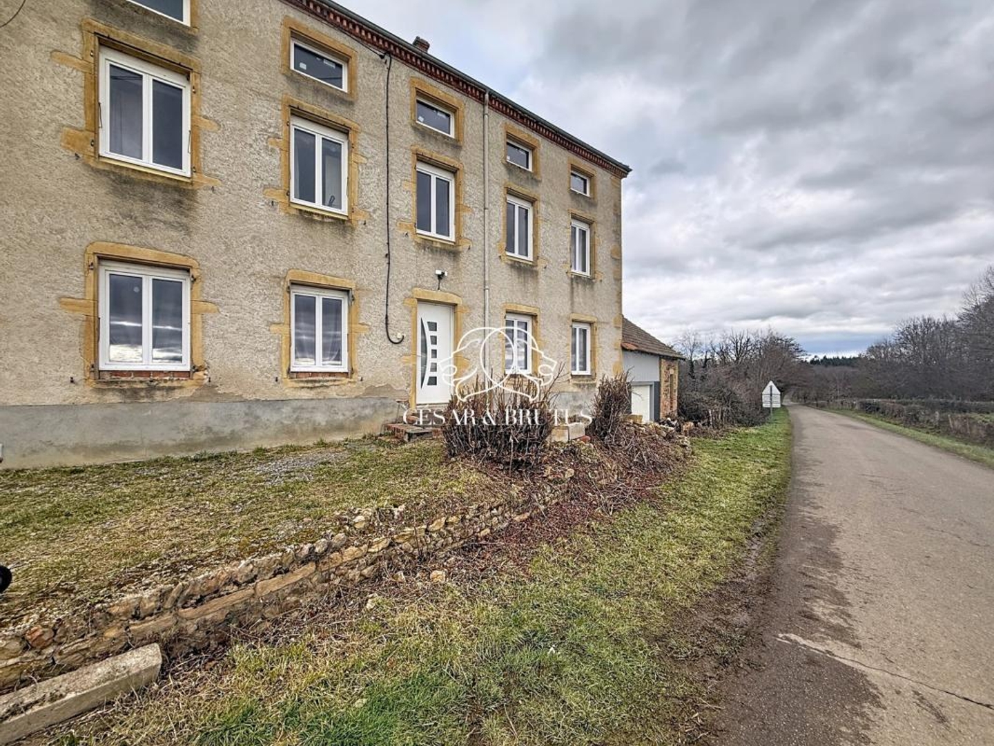 Vends maison ancienne - 159 m² - 6 pièces, 3 chambres - Saint-Pierre-la-Noaille 42190