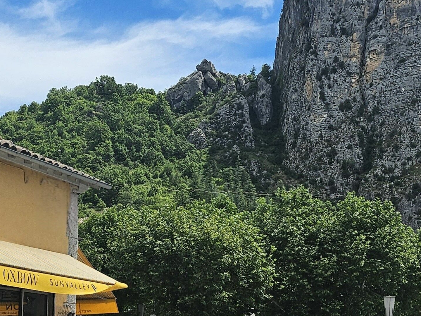 Droit au bail boutique place centrale du village, fort potentiel de développement