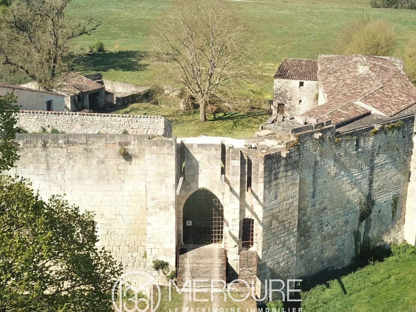 CHATEAU MEDIEVAL DU XIV ENTRE SAINTONGE ROMANE ET OCEAN