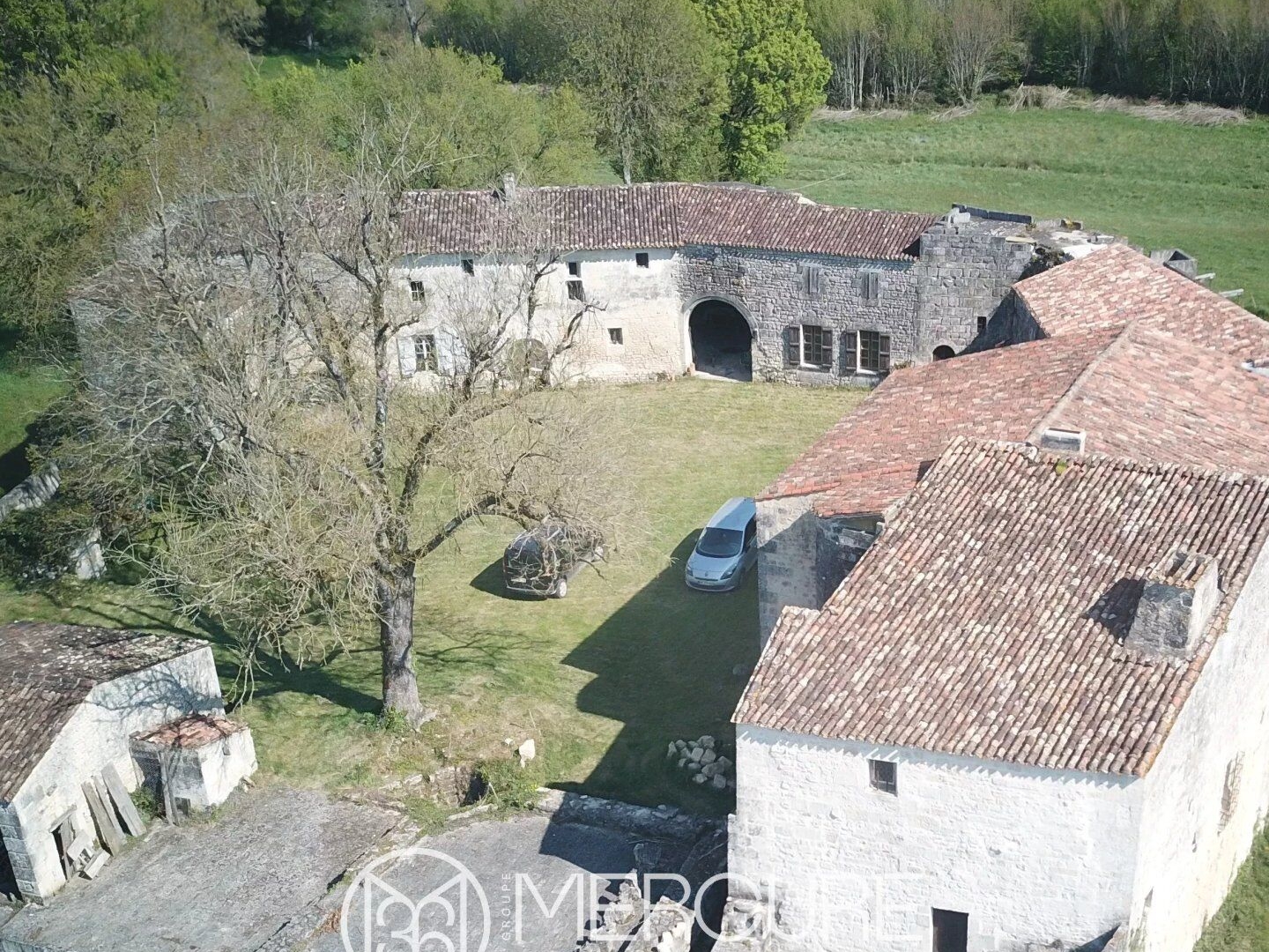 Maison à vendre - 20 pièces - 600m2 - Saintes (17100)