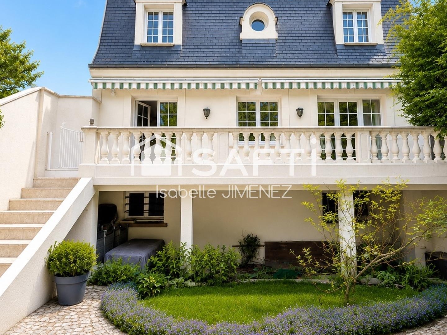 Maison de caractère offrant espace, confort et fonctionnalité recherchés par les familles d'aujourd'hui.