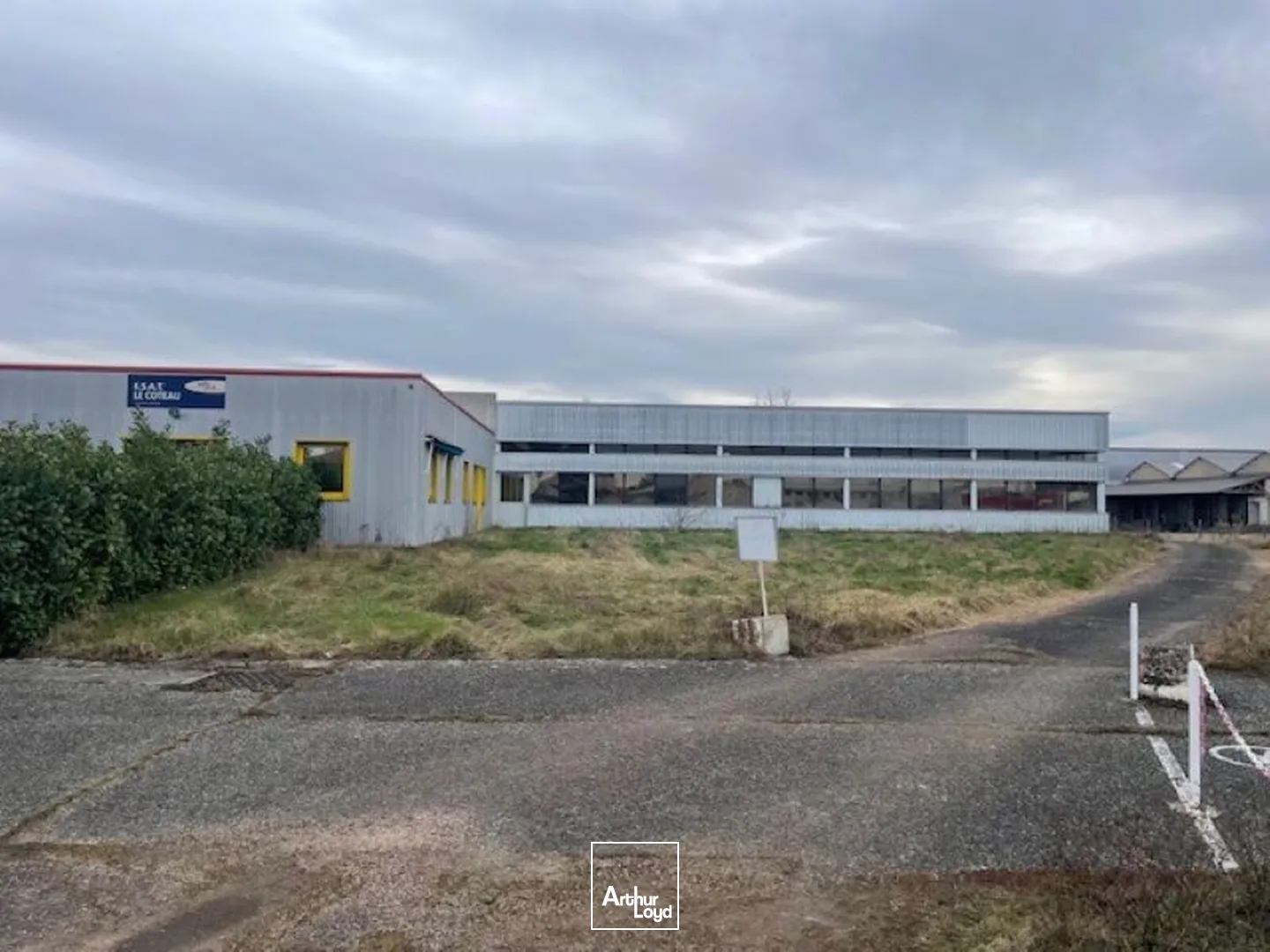 À VENDRE EN EXCLUSIVITÉ : Bâtiment de 490 m² sur terrain de 1 300 m² (700 m² disponibles autour du bâtiment).