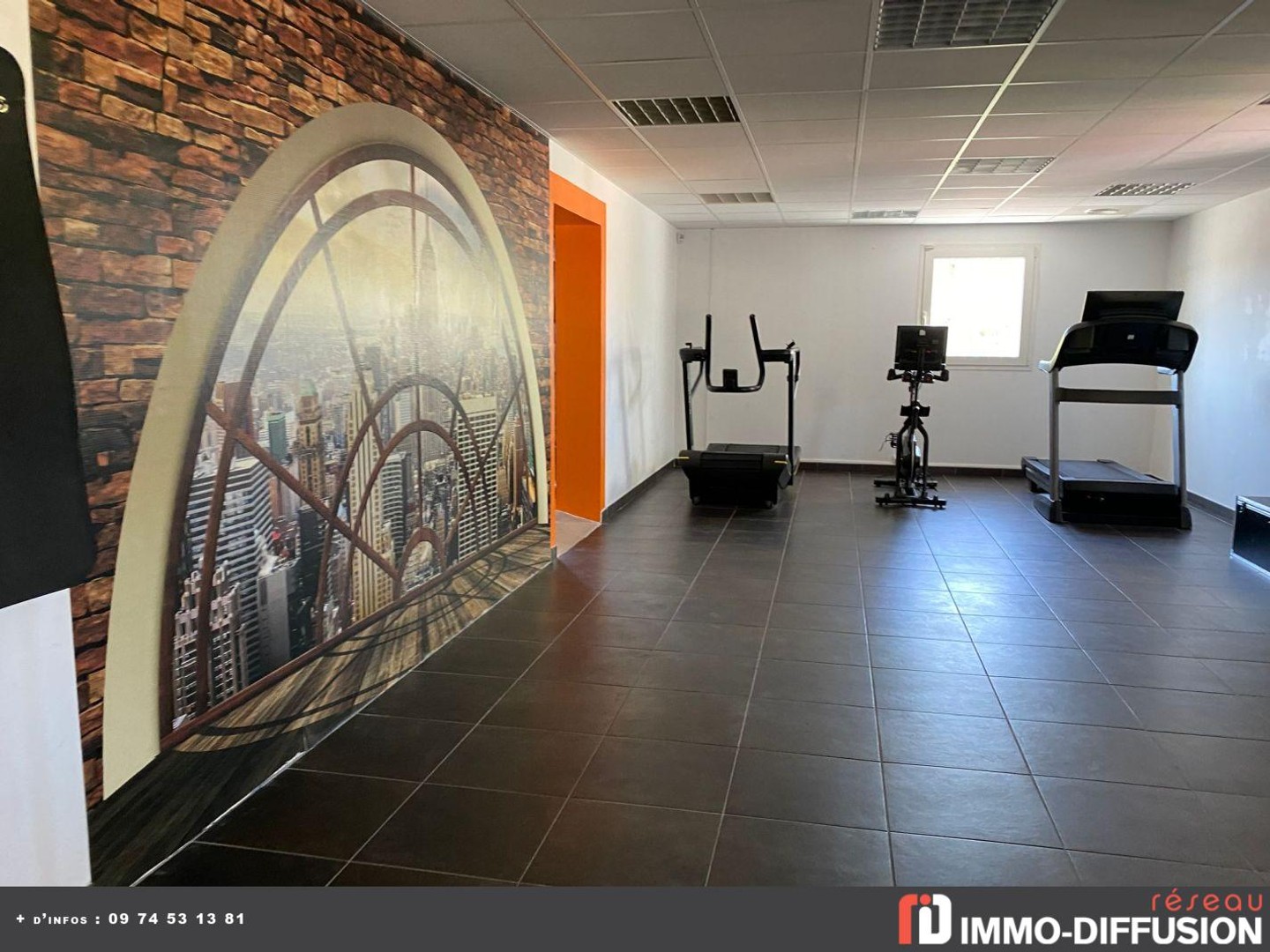 Local commercial BUREAUX