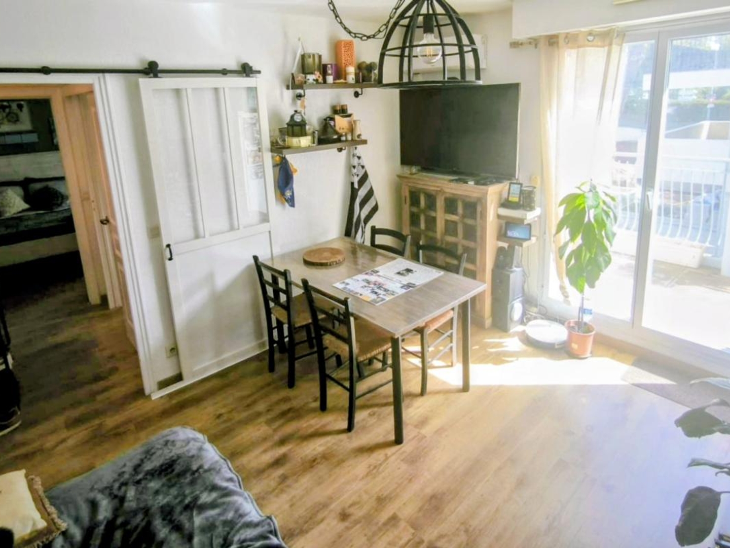 BOULOURIS, À vendre Superbe F2 avec terrasse, parking et cave Proche commerces & mer