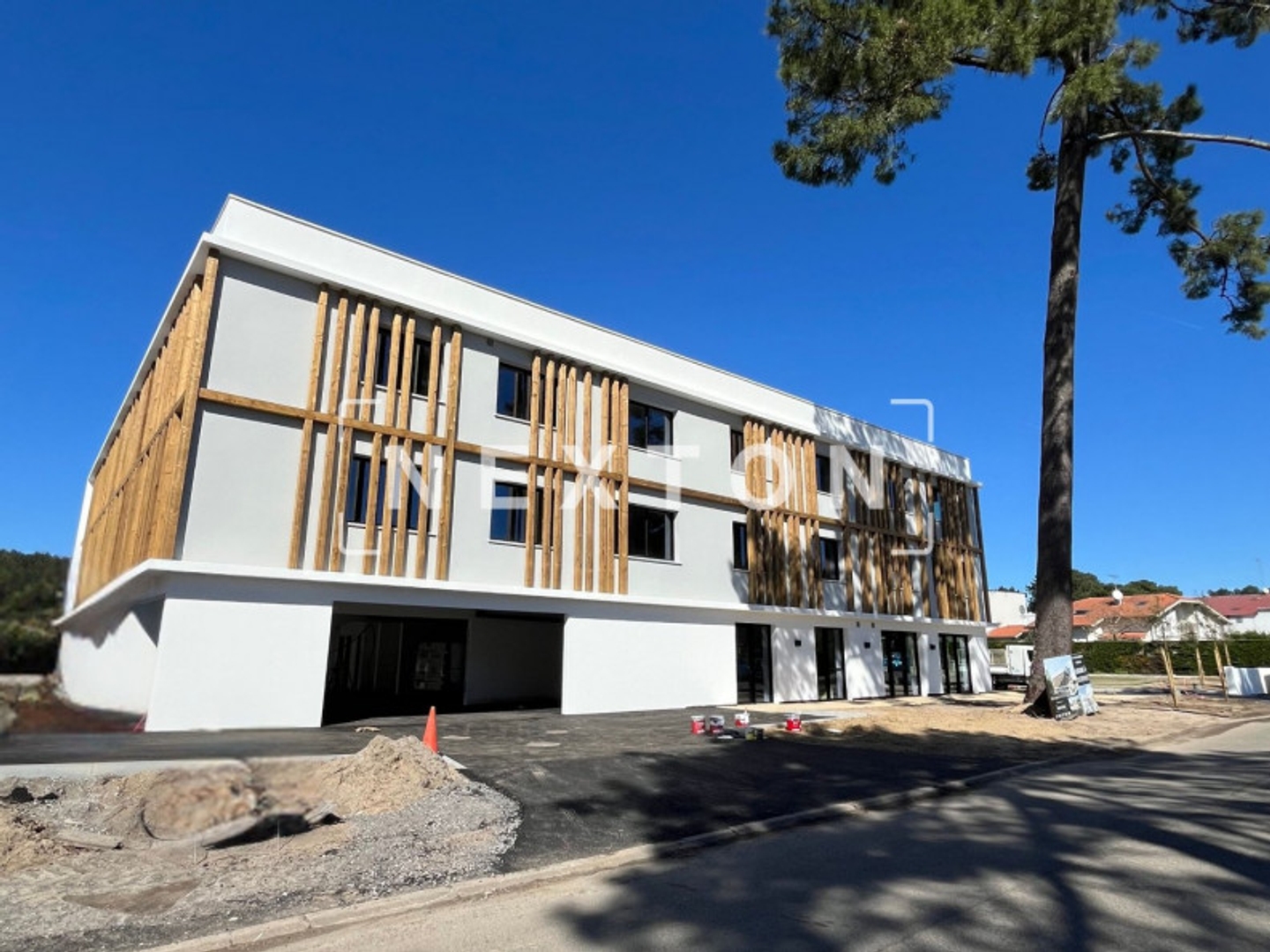 Local 82 m²
