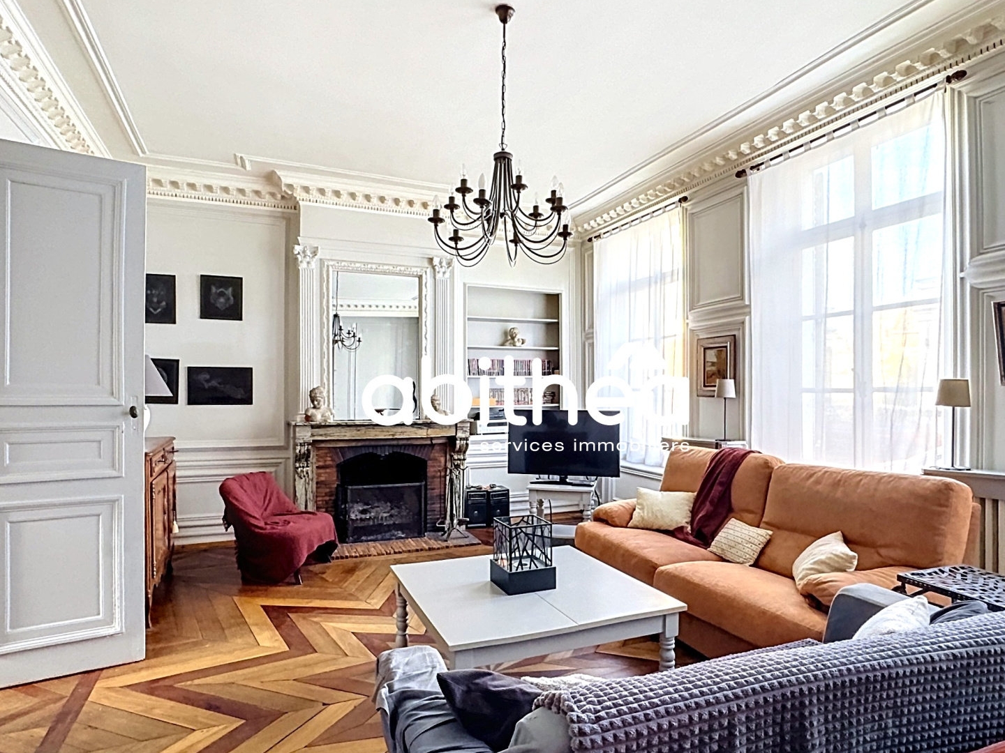 MAISON EN PIERRES BLANCHES AVEC GARAGE ET EXTÉRIEUR