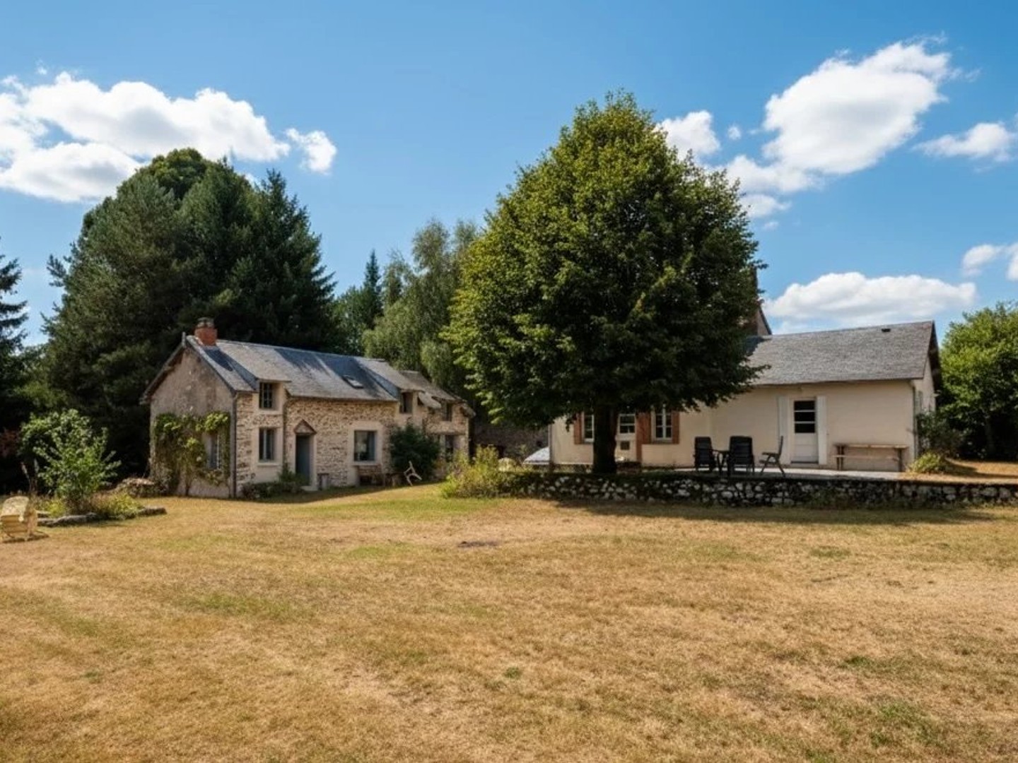 Splendide ensemble de deux maisons et une grange à vendre près d