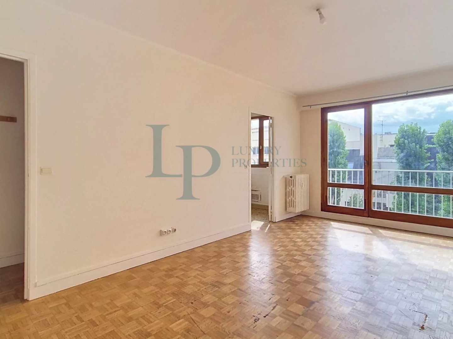 Courbevoie  Studio de 32 m² avec balcon filant Sud-Est, à réinv