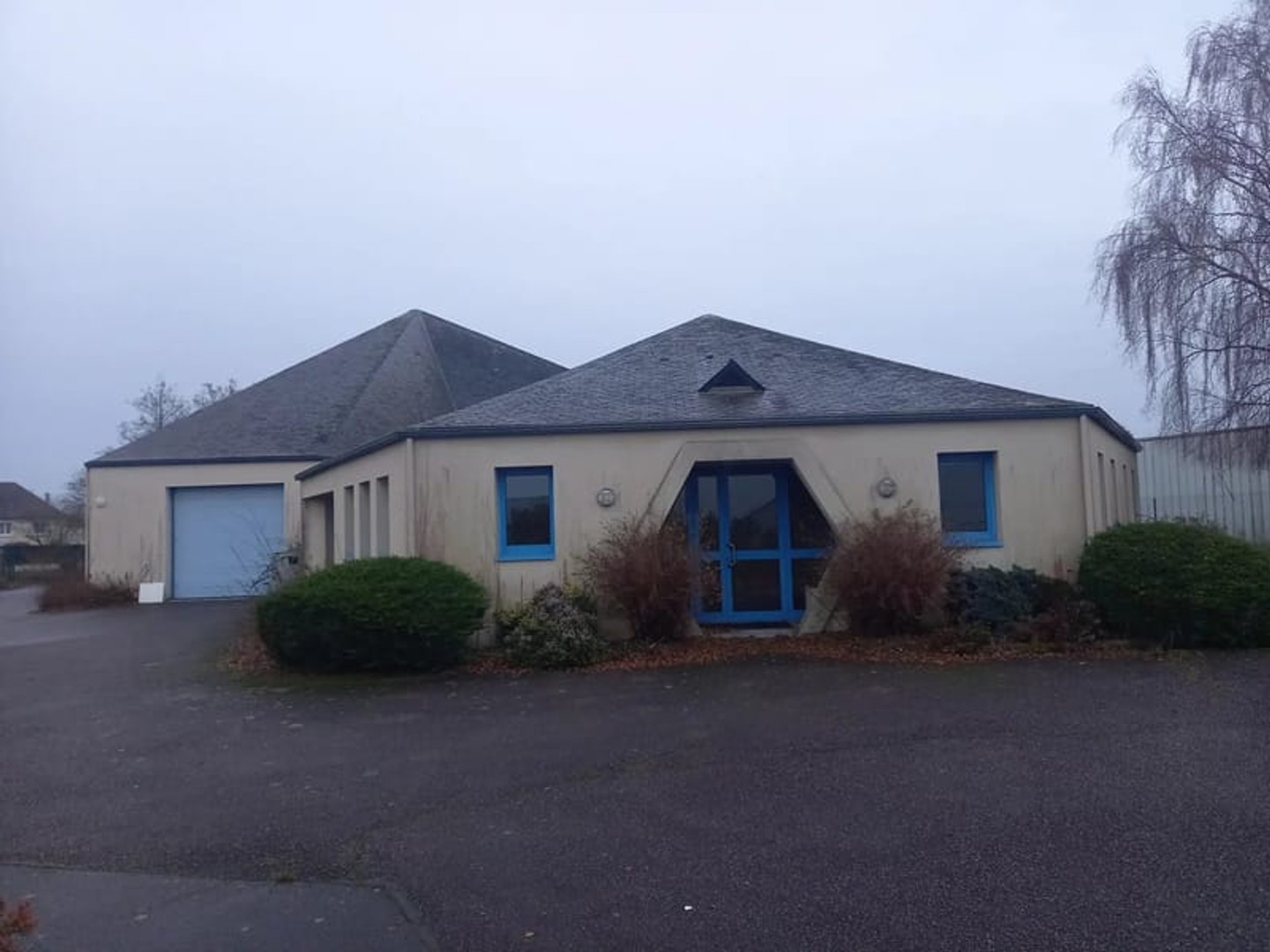 LOUVERNE LOCAL INDUSTRIEL RECENT COIMPOSE DE BUREAUX ET ATELIERS