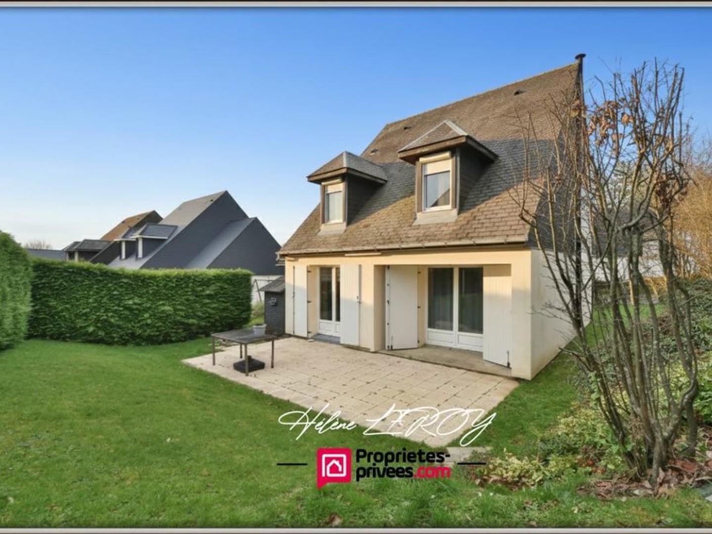 Maison individuelle avec garage et jardin dans quartier calme