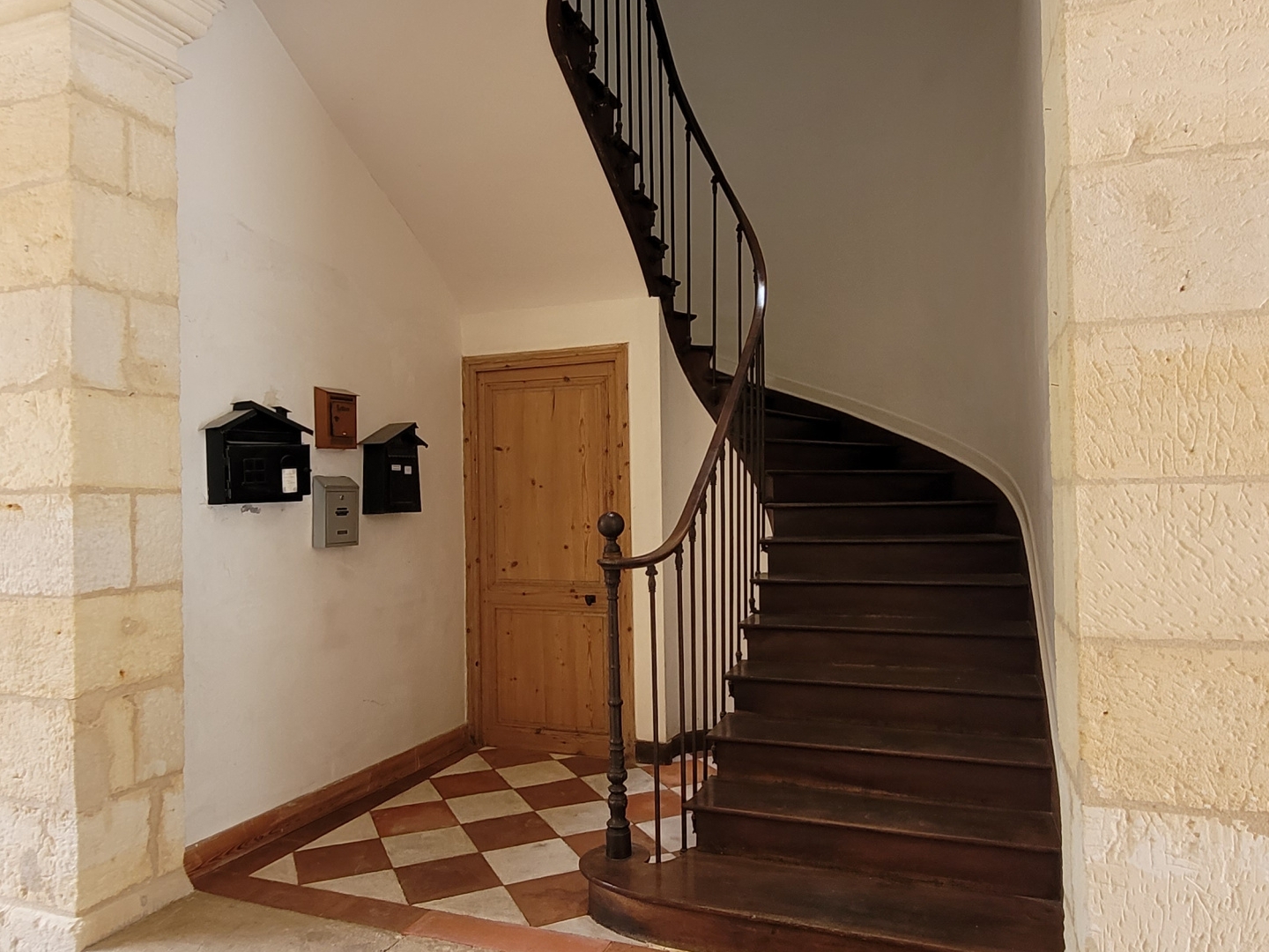 RARE : APPARTEMENT EN RDC DE 97 M2 EN PLEIN COEUR DE VILLE DE JONZAC