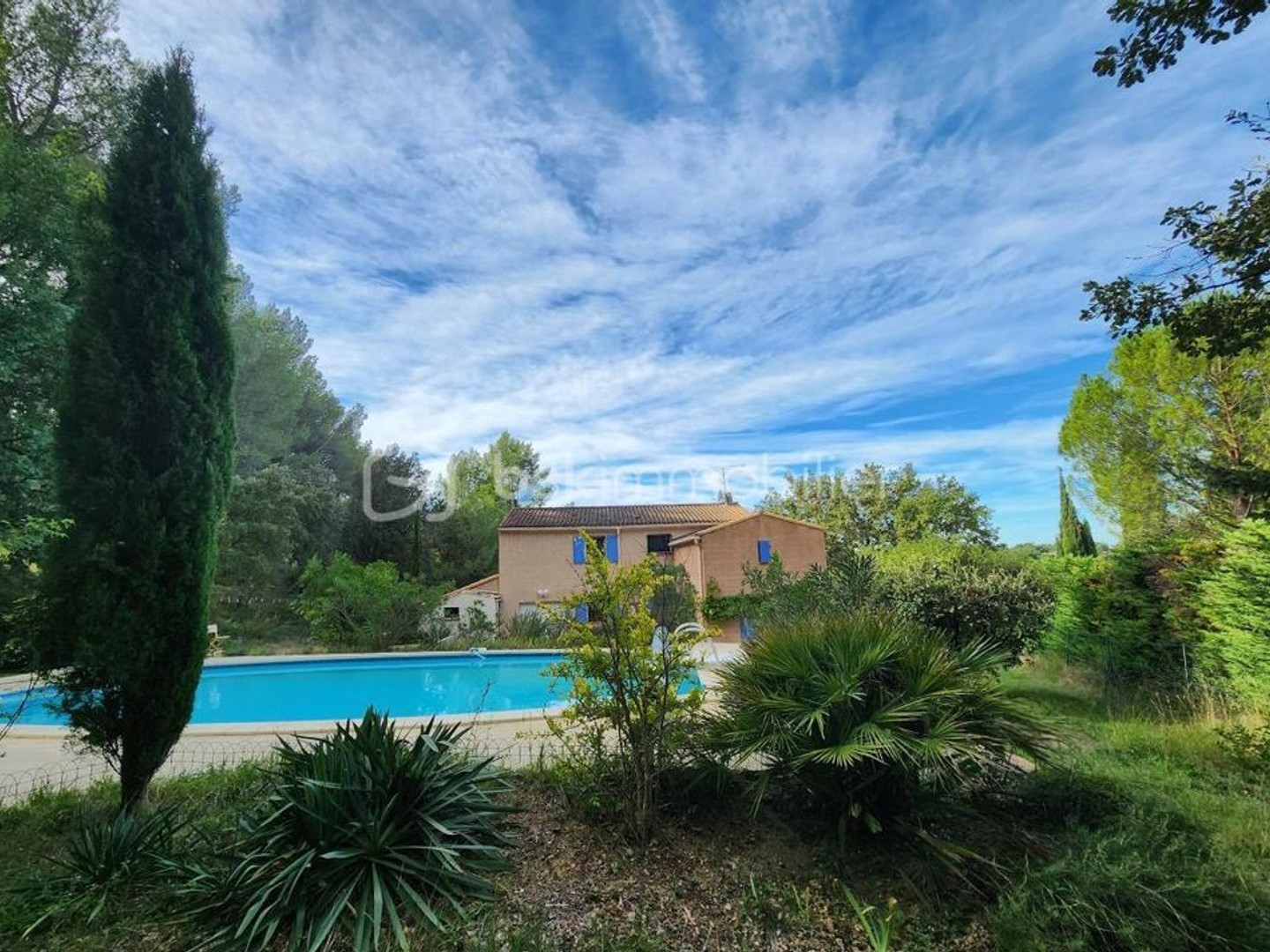 VILLA comprenant 2 appartements + annexe sur 3500m² de terrain avec piscine - Au calme