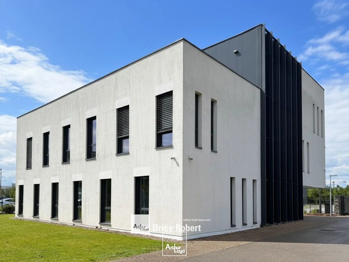 Bureaux à vendre immeuble indépendant à Saint-Priest avec grand terrain