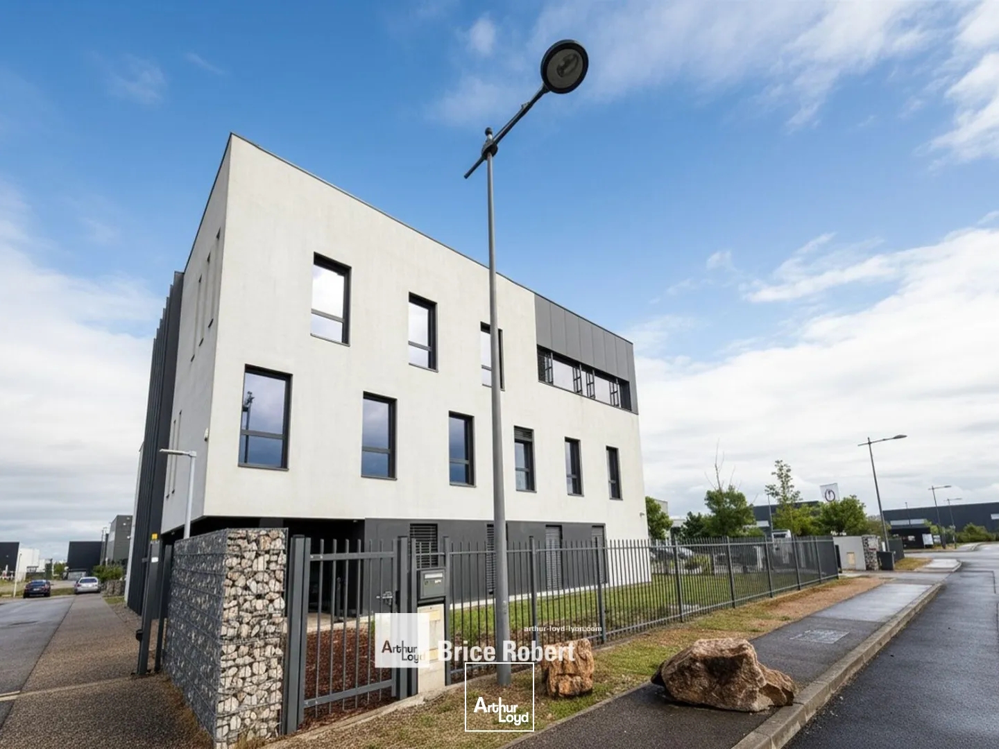 Immeuble à vendre - 747m2 - Saint-Priest (69800)