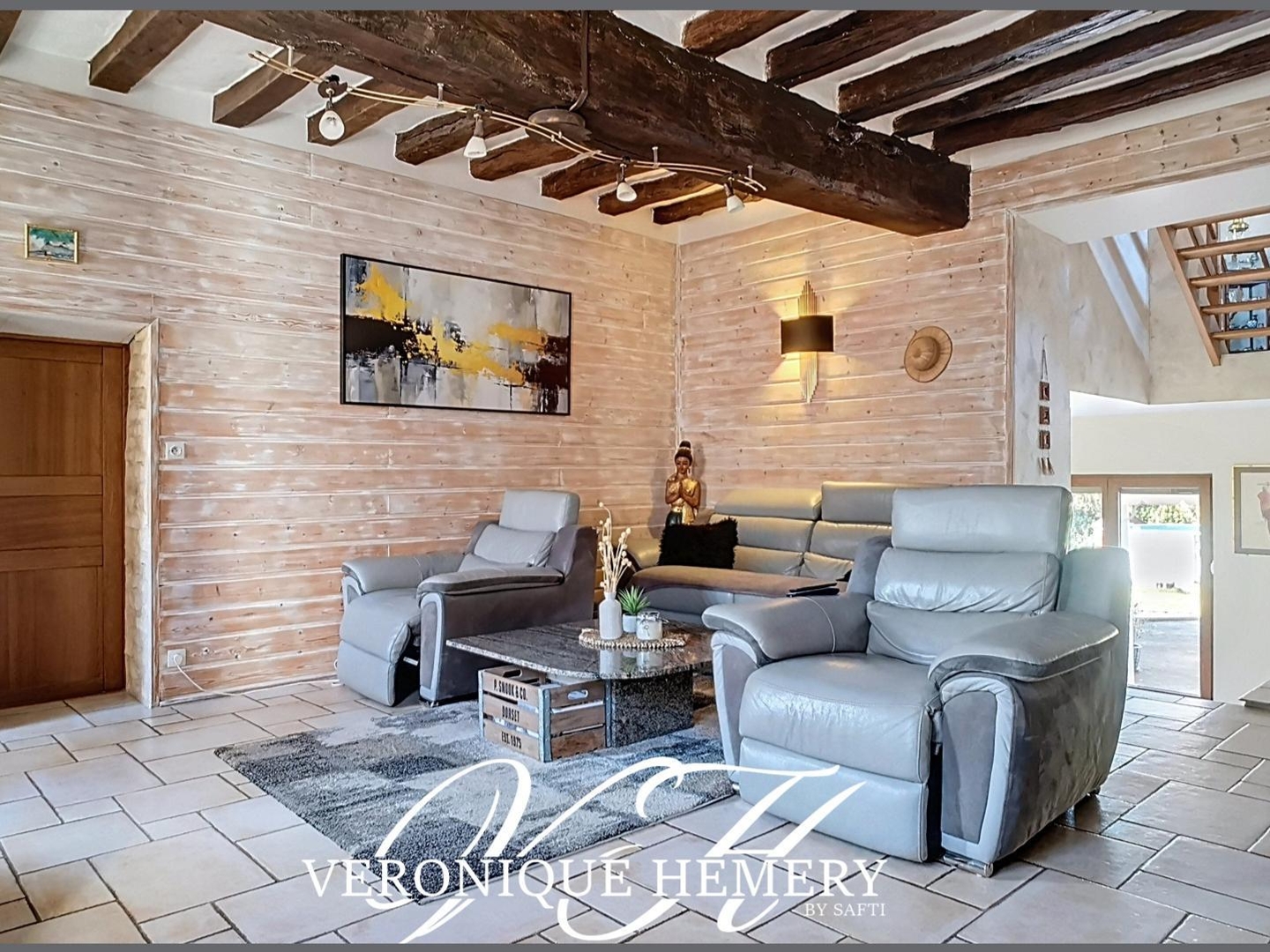 Charmante maison de village de 180 m2 entièrement rénovée offre une belle prestation avec un cadre de vie unique alliant authenticité et bien-être