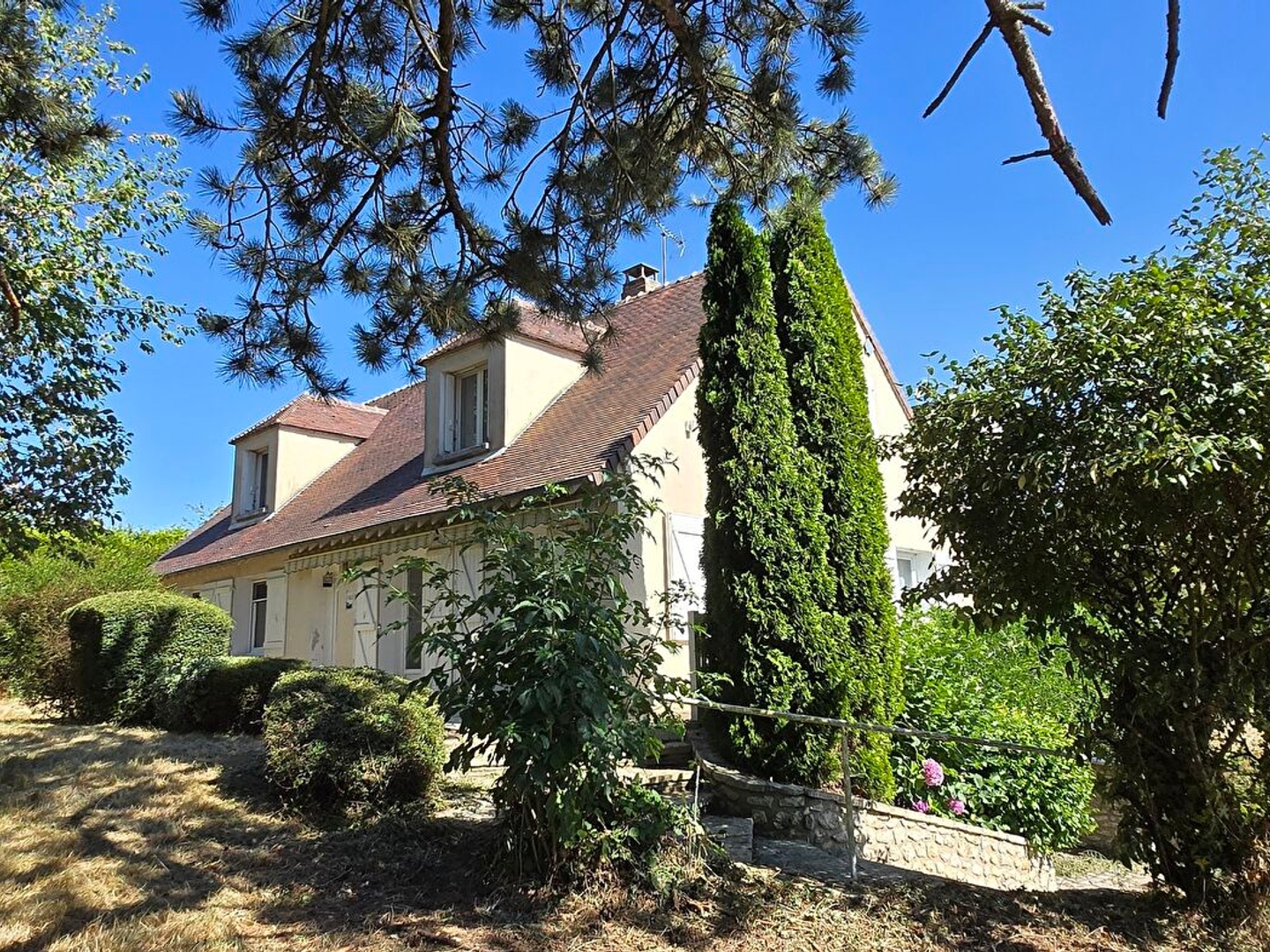 Maison 4 chambres+bureau, sous sol proche N4 terrain exceptionnel 90 km Paris!