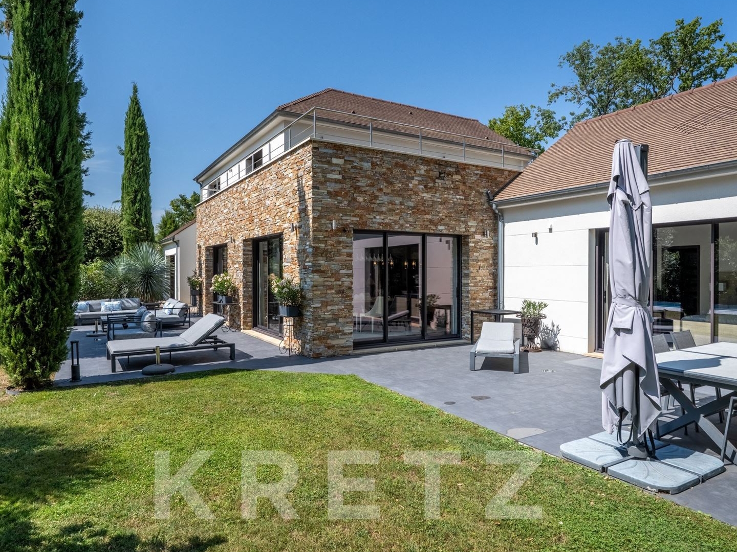 CRESPIÈRES — L'ÉLÉGANCE D'UNE ADRESSE PRIVÉE
