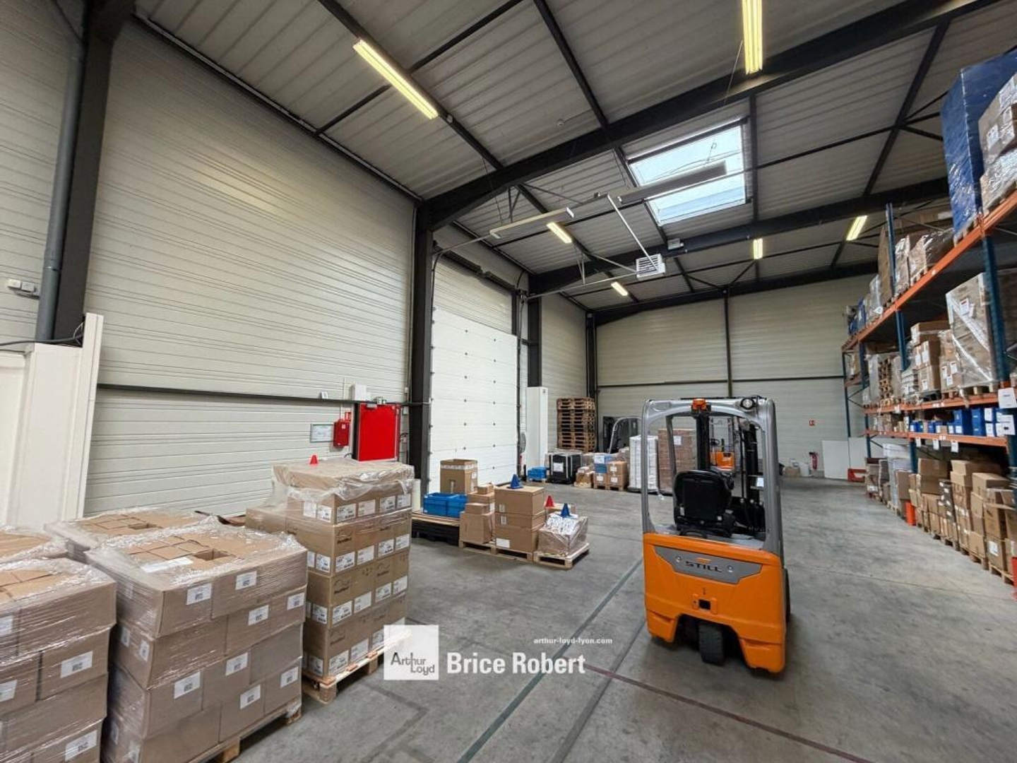 Bureaux avec stockage à vendre ou à louer à Saint-Priest terrain indépendant