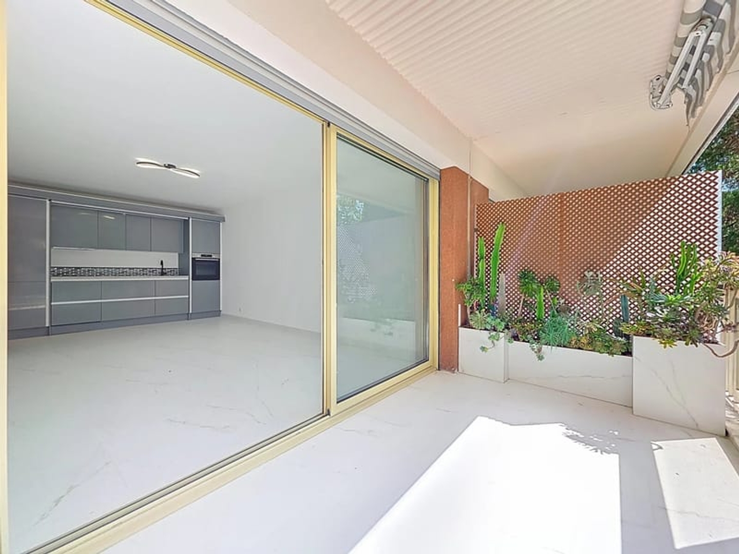 Emplacement Exceptionnel - 3P Traversant Avec Terrasse - Parfait Etat - 3 Min Croisette