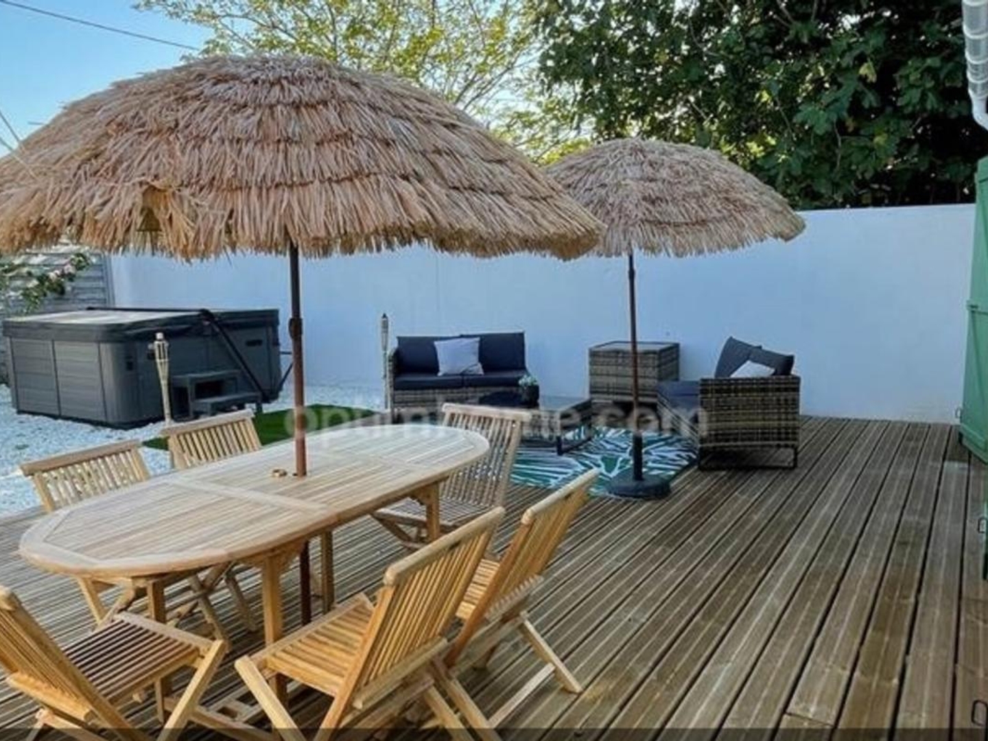 EXCLUSIVITÉ  RARE SUR LE MARCHÉ : ENSEMBLE IMMOBILIER DE 2 MAISONS INDÉPENDANTES AVEC SPAS ET PARKING PRIVATIF