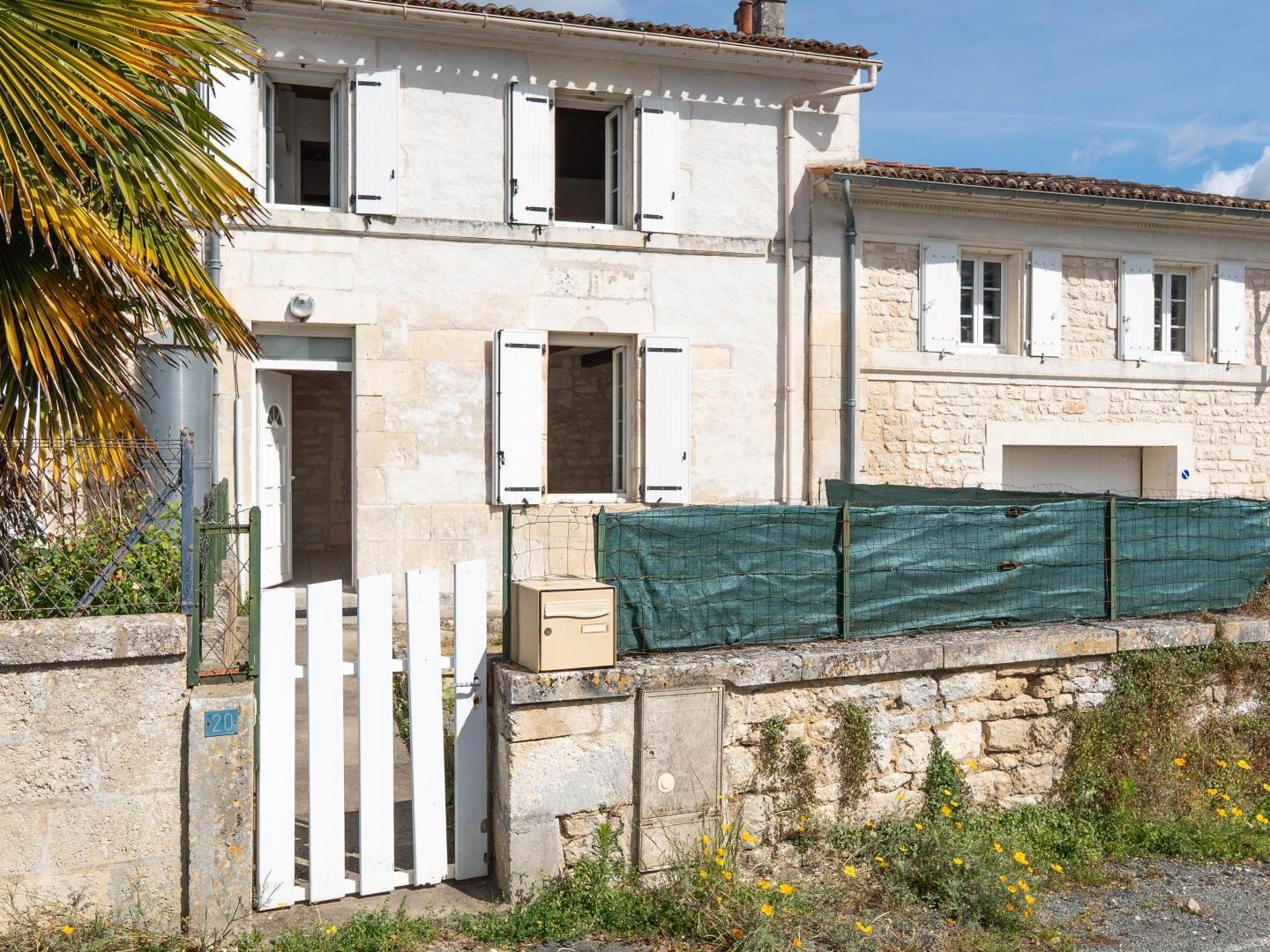 Maison de village en pierre avec cour et jardin