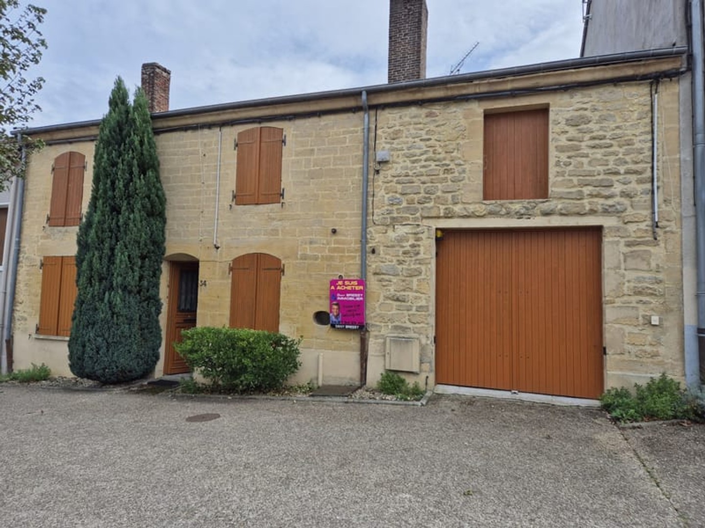 belle maison en pierre de taille. Très calme avec terrain