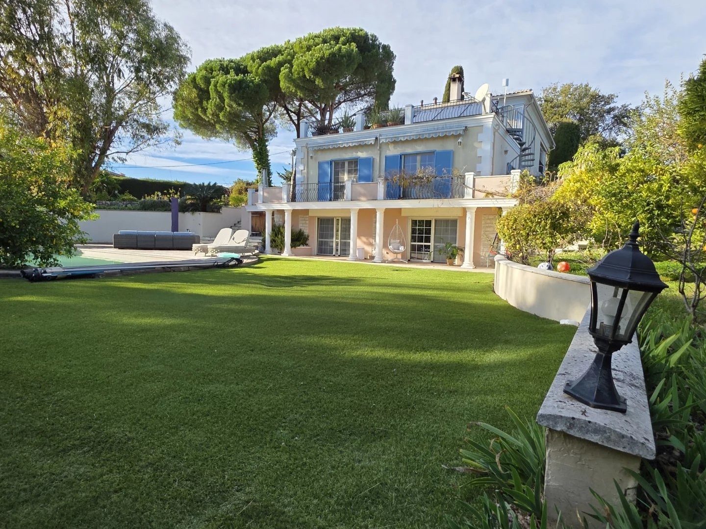 Villa moderne de style méditerranéen avec piscine et grand terrain, Saint-Paul-de-Vence