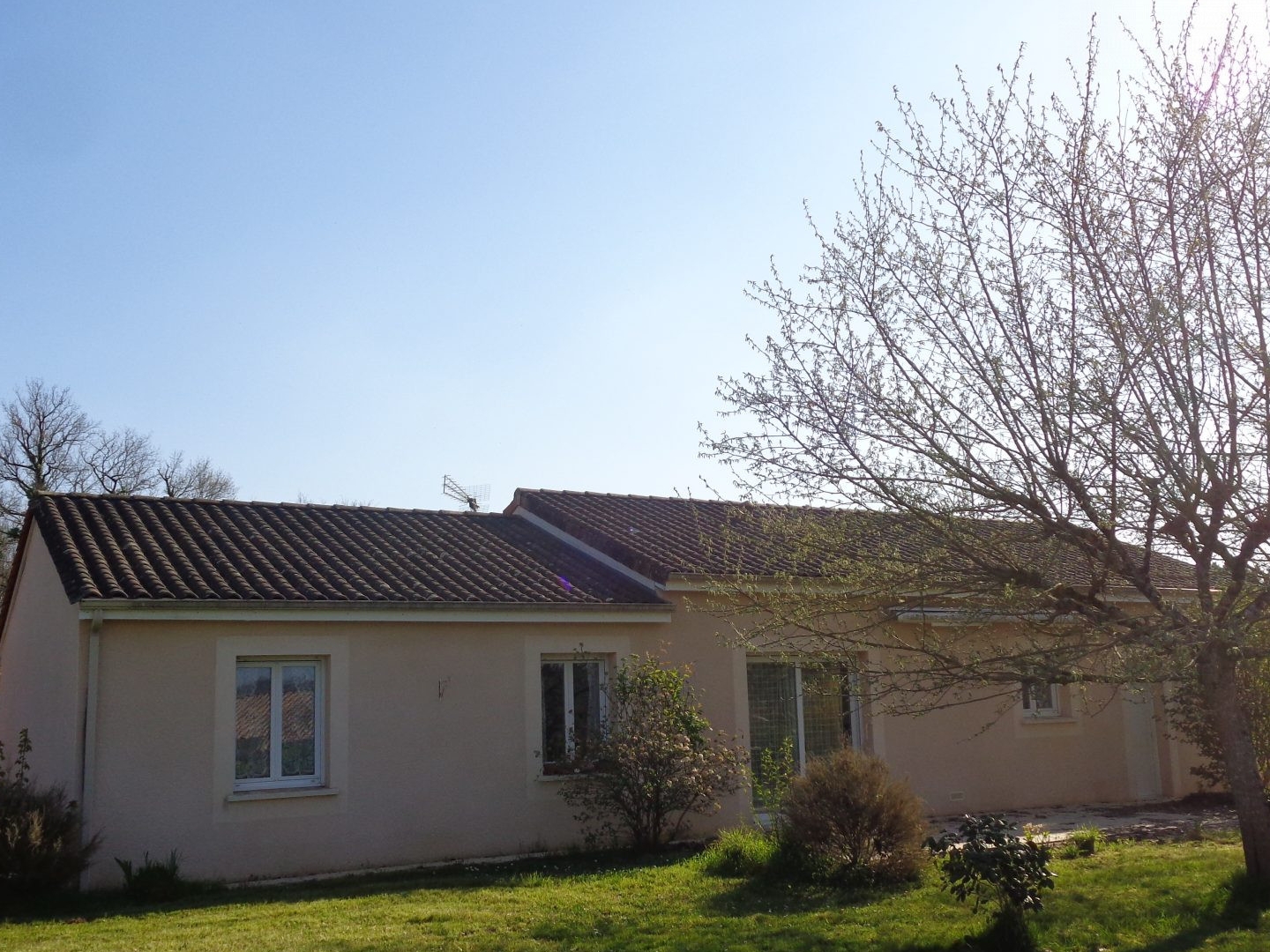 Superbe pavillon de plein pied de 95 m², 2315 m² de terrain, au calme, avec vues.