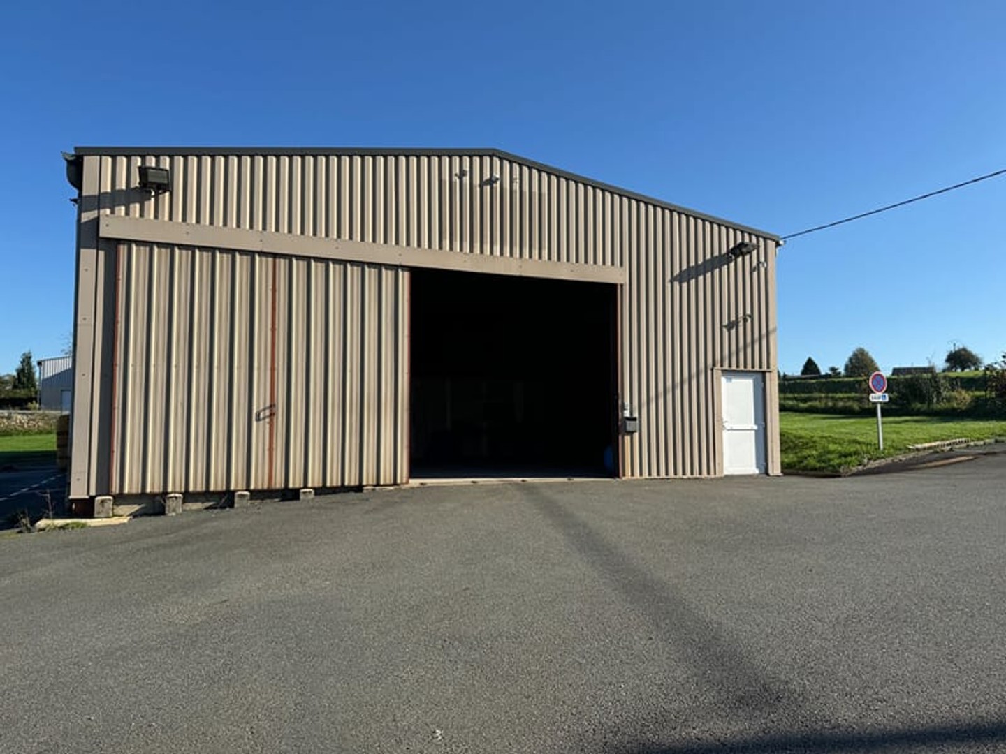 A Vendre ou A Louer Superbe Bâtiment d'Activité 261m2 + 58m2 Aire Stockage + Grand Parking 280m2 (Terrain 1906m2)