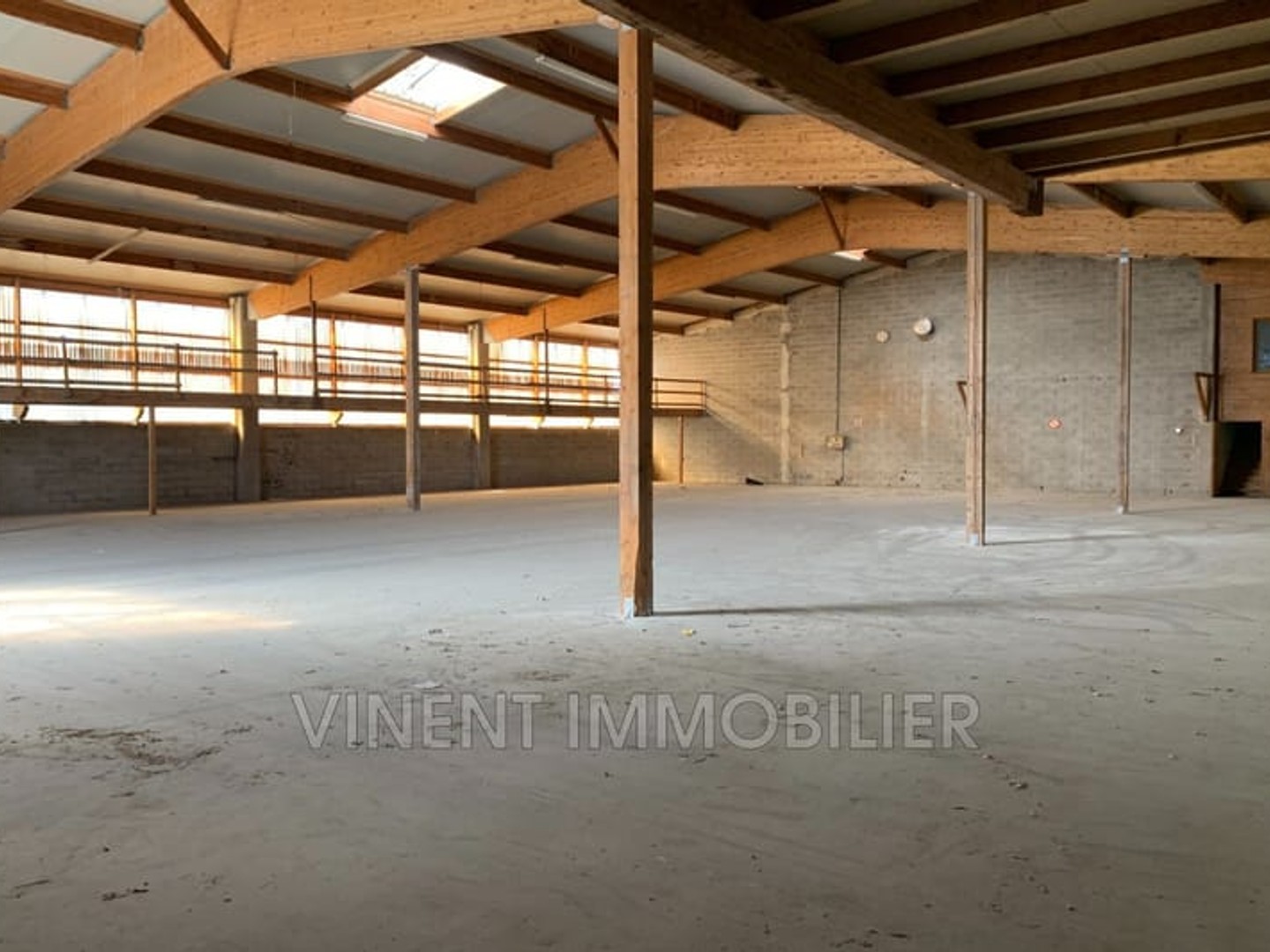 Immeuble commercial 766 m²