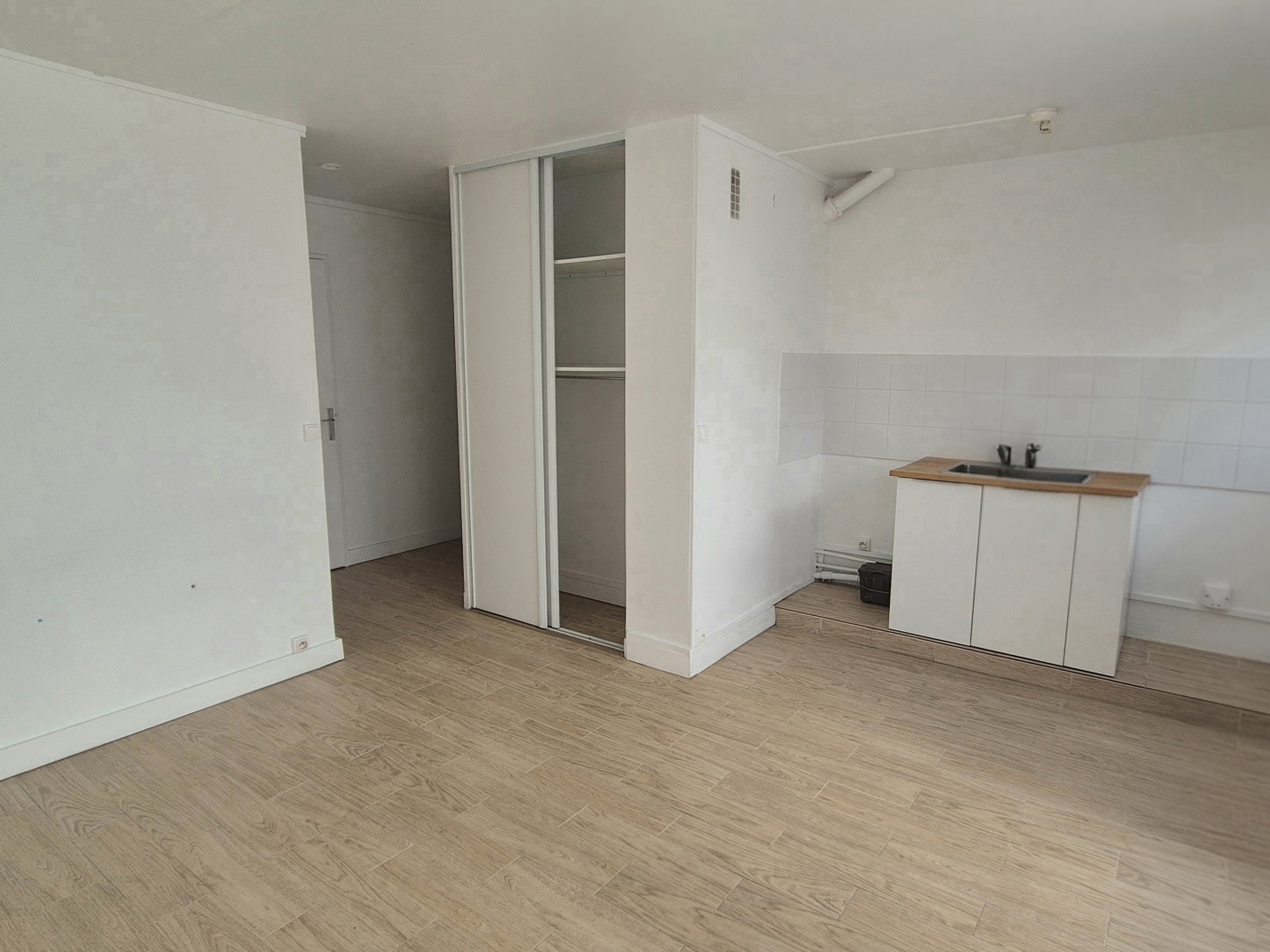 A vendre Studio de 26m2 + balcon avec box fermé -224 000€ FAI