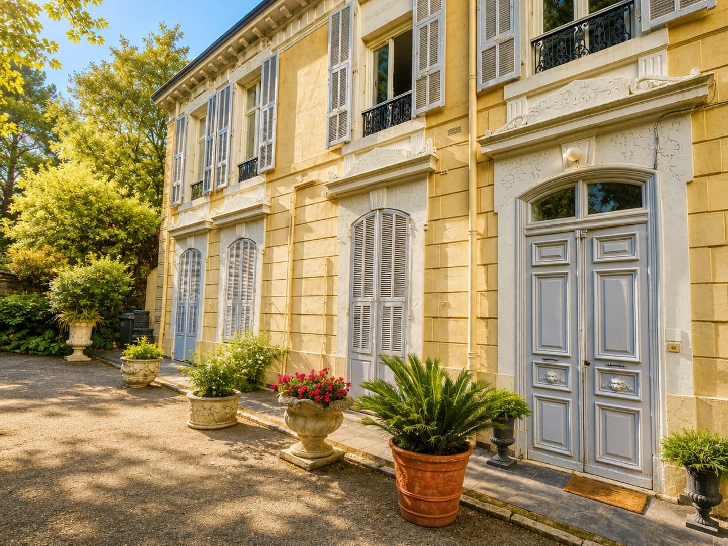 ENTRE MER ET NATURE - APPARTEMENTS DE CARACTÈRE DANS UNE MAISON DE MAÎTRE AVEC 700 M² DE JARDIN PRIVATIF