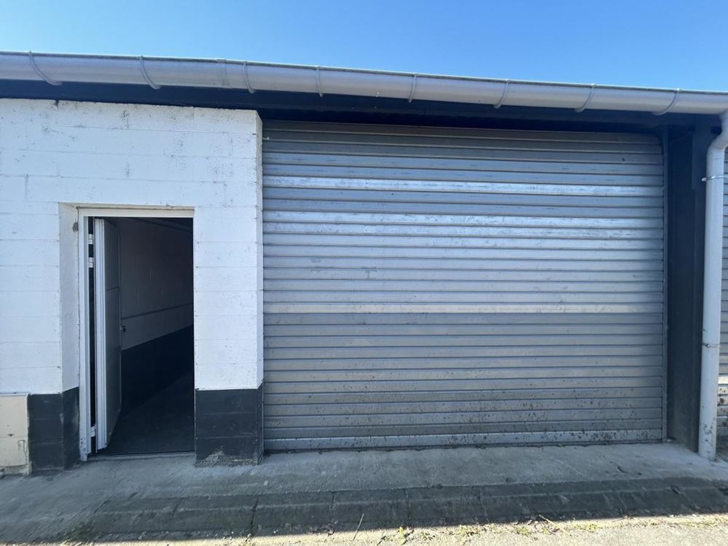 Bâtiment d'activités ou de stockage à VENDRE.