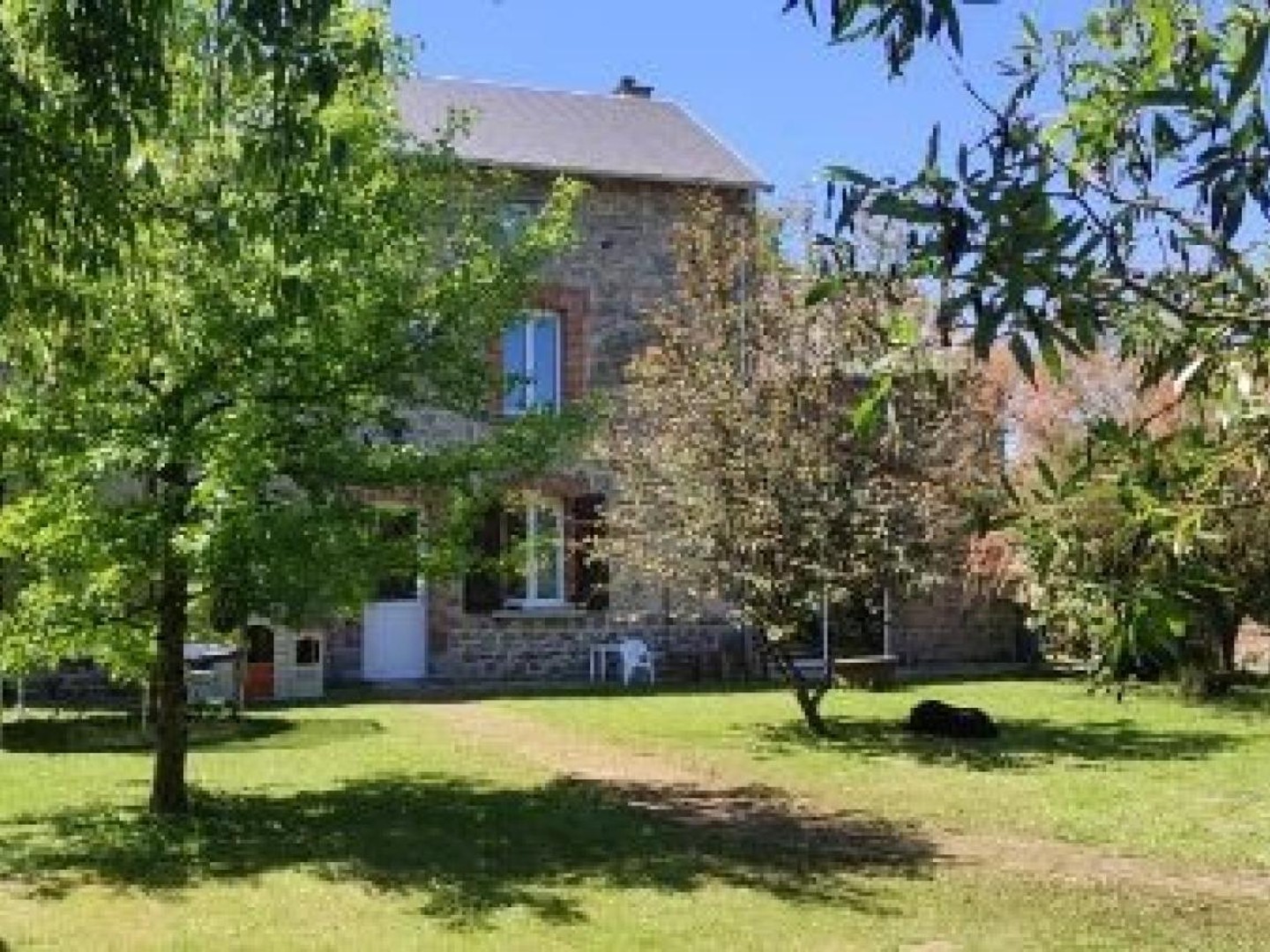Maison en pierre - dépendances - puits