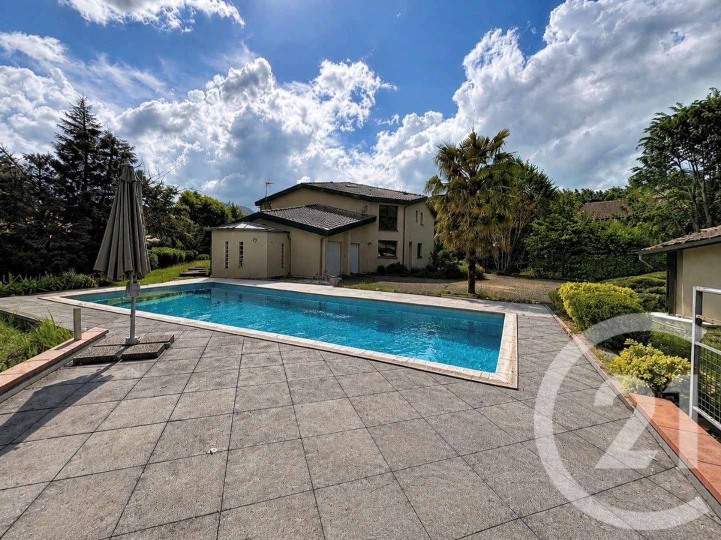 Maison 8 pièces 322 m²