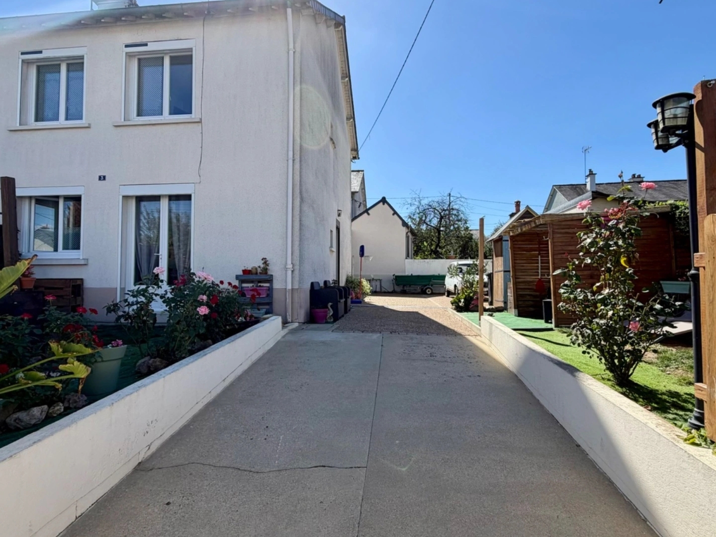 LE LUDE - MAISON 3 CHAMBRES AVEC GARAGE ET COUR FERMÉE