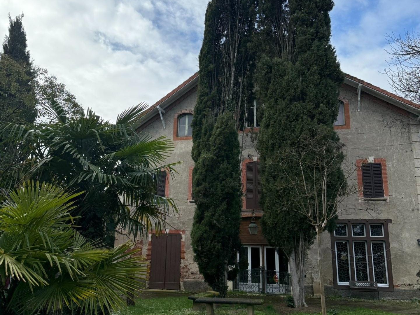 Rare sur le secteur, Manoir du 19ème siècle situé dans un écrin de verdure, coup de coeur assuré par cette belle demeure