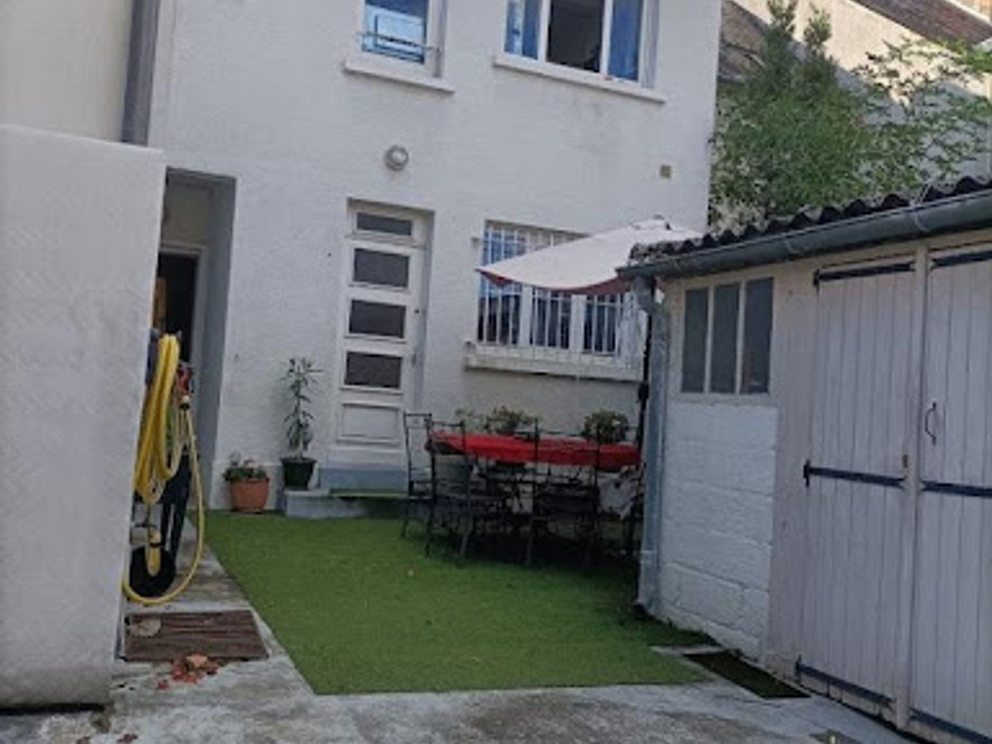 Immeuble de 166 m2 à Châtellerault avec 2 T3, local commercial et cour